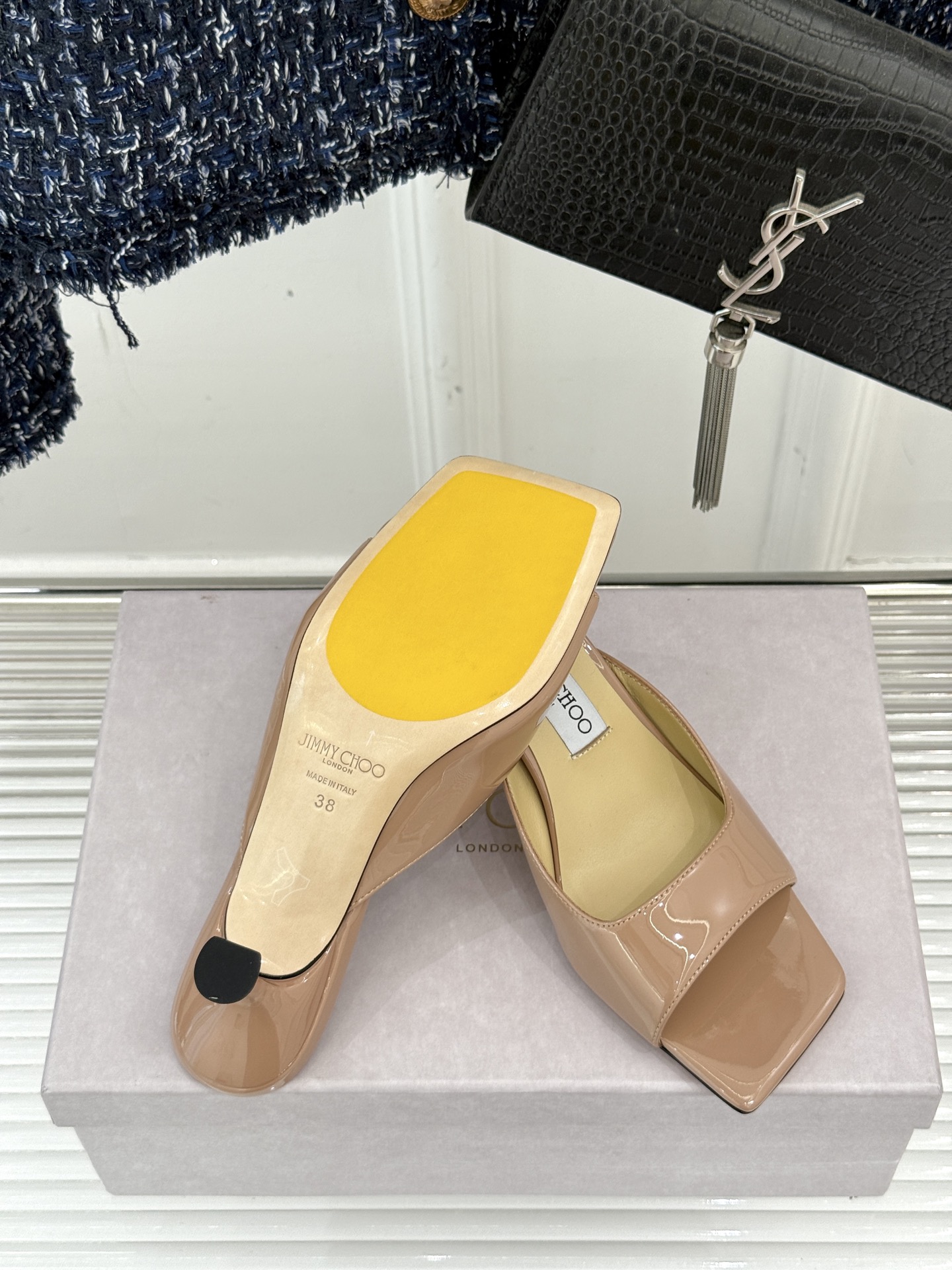 
Jimmy Choo｜吉米周经典
高跟拖鞋
真的是看一眼就爱上的程度 
丝毫不夸张 设计显秀气
上脚贼