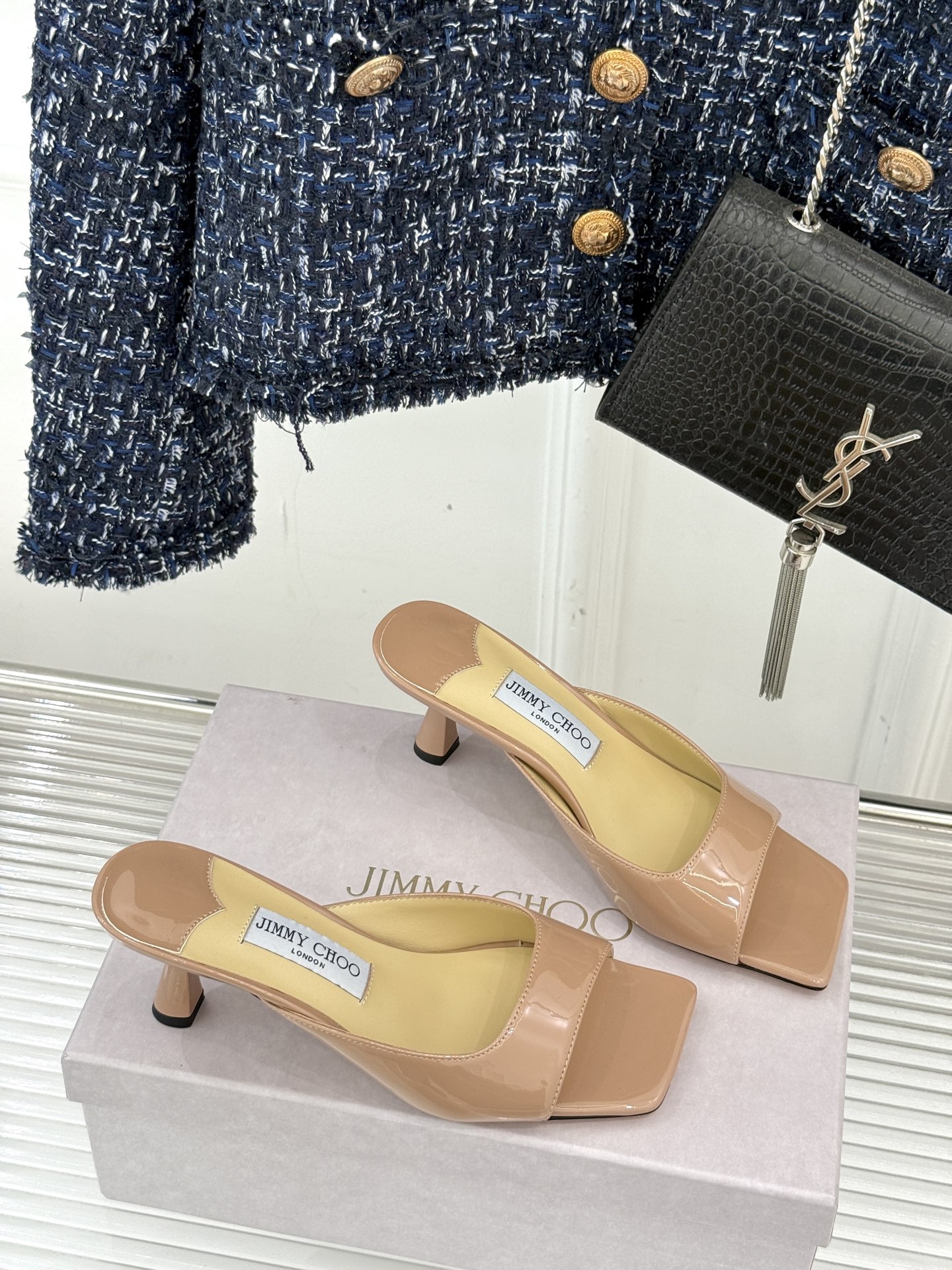 
Jimmy Choo｜吉米周经典
高跟拖鞋
真的是看一眼就爱上的程度 
丝毫不夸张 设计显秀气
上脚贼