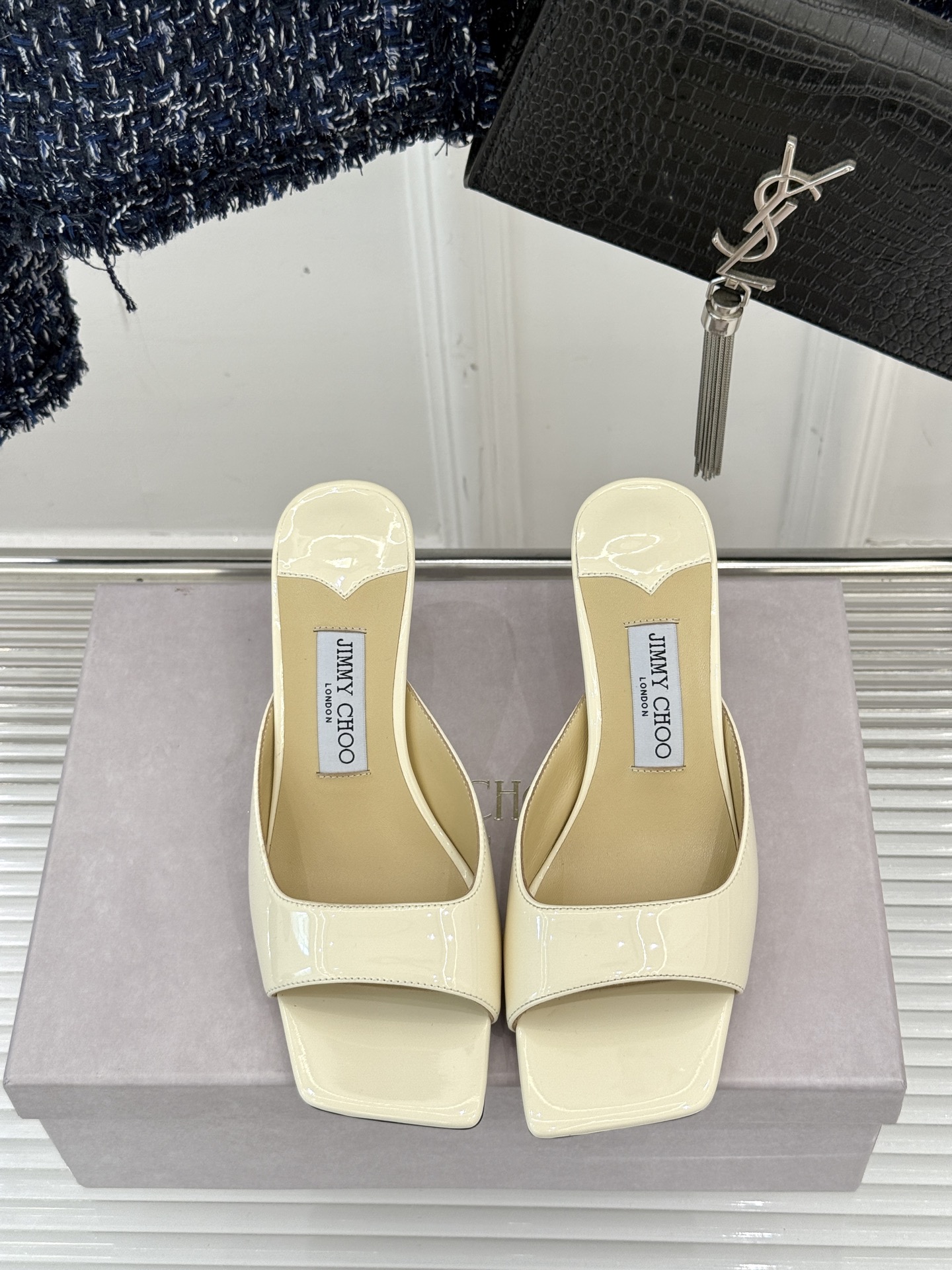 
Jimmy Choo｜吉米周经典
高跟拖鞋
真的是看一眼就爱上的程度 
丝毫不夸张 设计显秀气
上脚贼