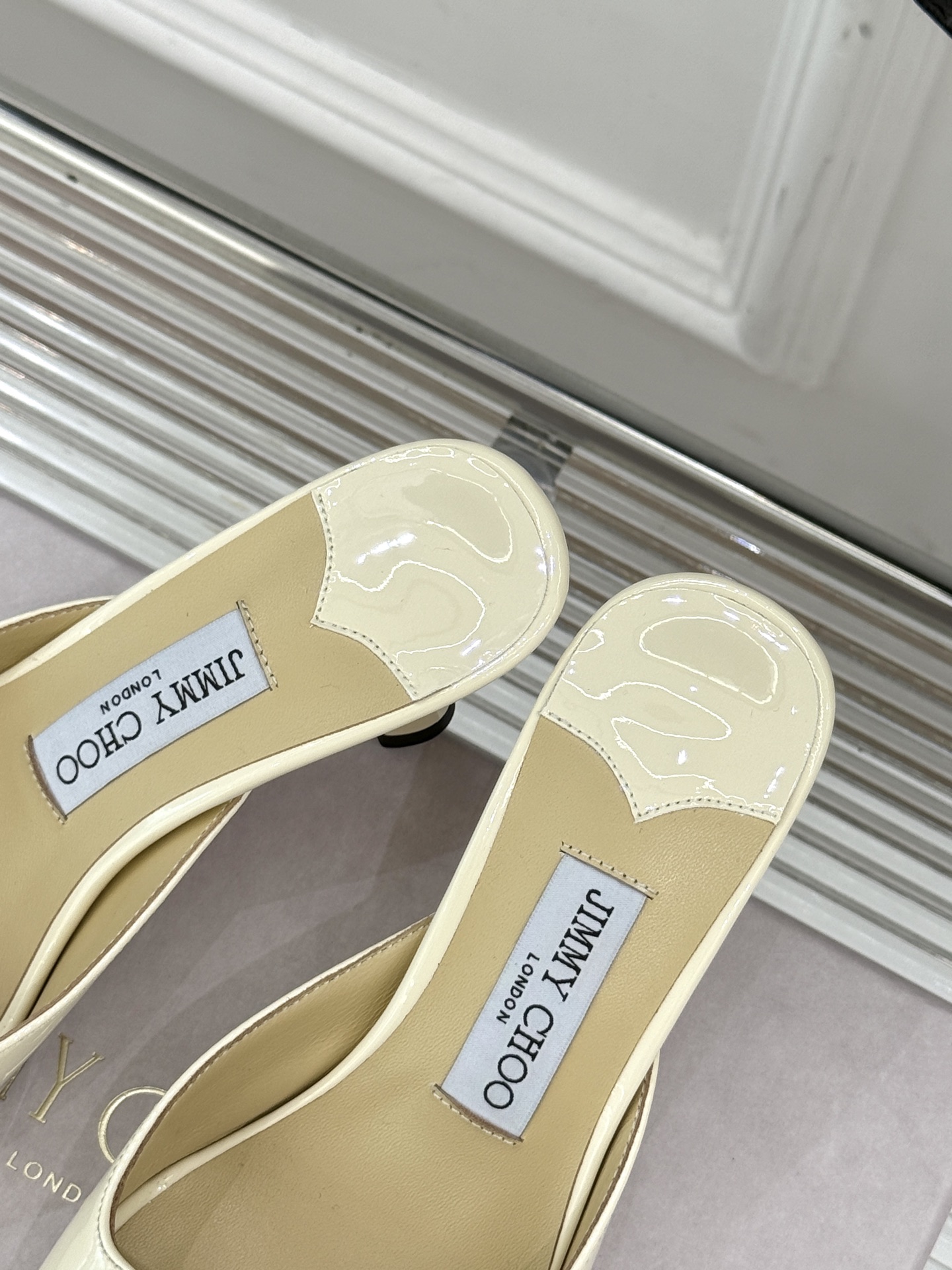 
Jimmy Choo｜吉米周经典
高跟拖鞋
真的是看一眼就爱上的程度 
丝毫不夸张 设计显秀气
上脚贼