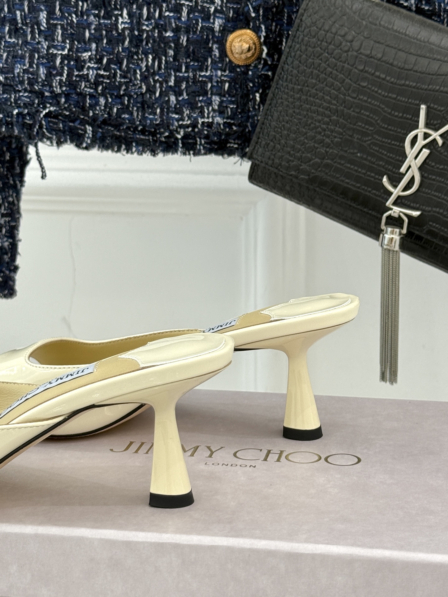 
Jimmy Choo｜吉米周经典
高跟拖鞋
真的是看一眼就爱上的程度 
丝毫不夸张 设计显秀气
上脚贼