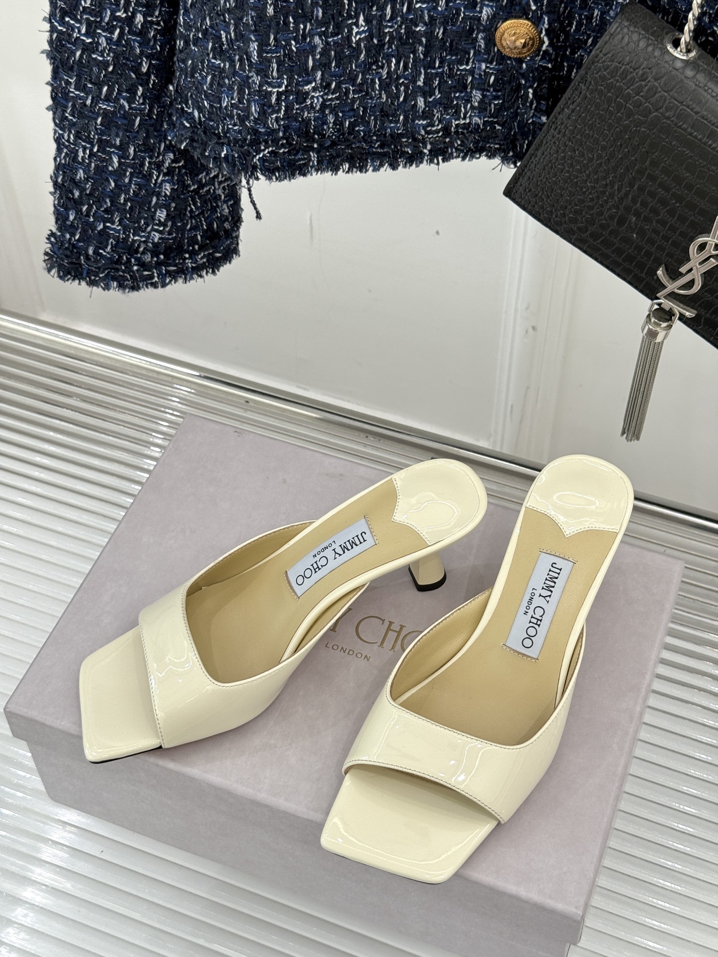 
Jimmy Choo｜吉米周经典
高跟拖鞋
真的是看一眼就爱上的程度 
丝毫不夸张 设计显秀气
上脚贼