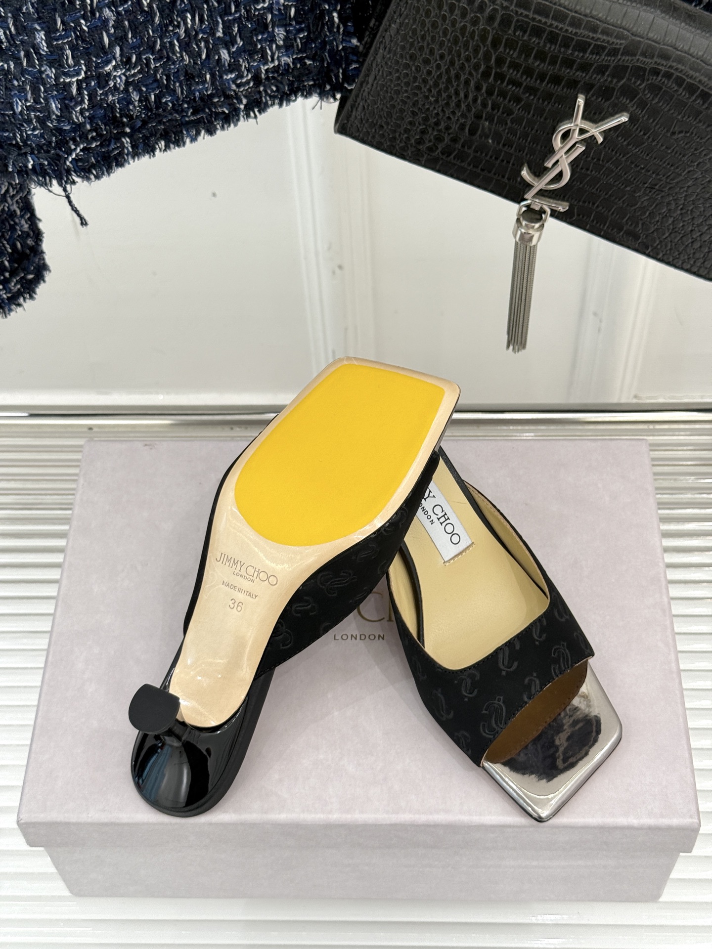 
Jimmy Choo｜吉米周经典
高跟拖鞋
真的是看一眼就爱上的程度 
丝毫不夸张 设计显秀气
上脚贼