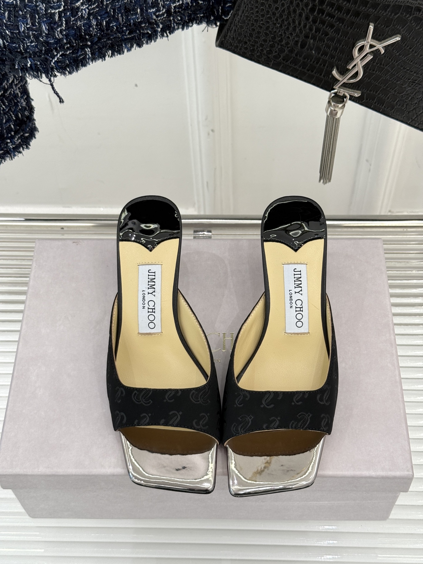 
Jimmy Choo｜吉米周经典
高跟拖鞋
真的是看一眼就爱上的程度 
丝毫不夸张 设计显秀气
上脚贼