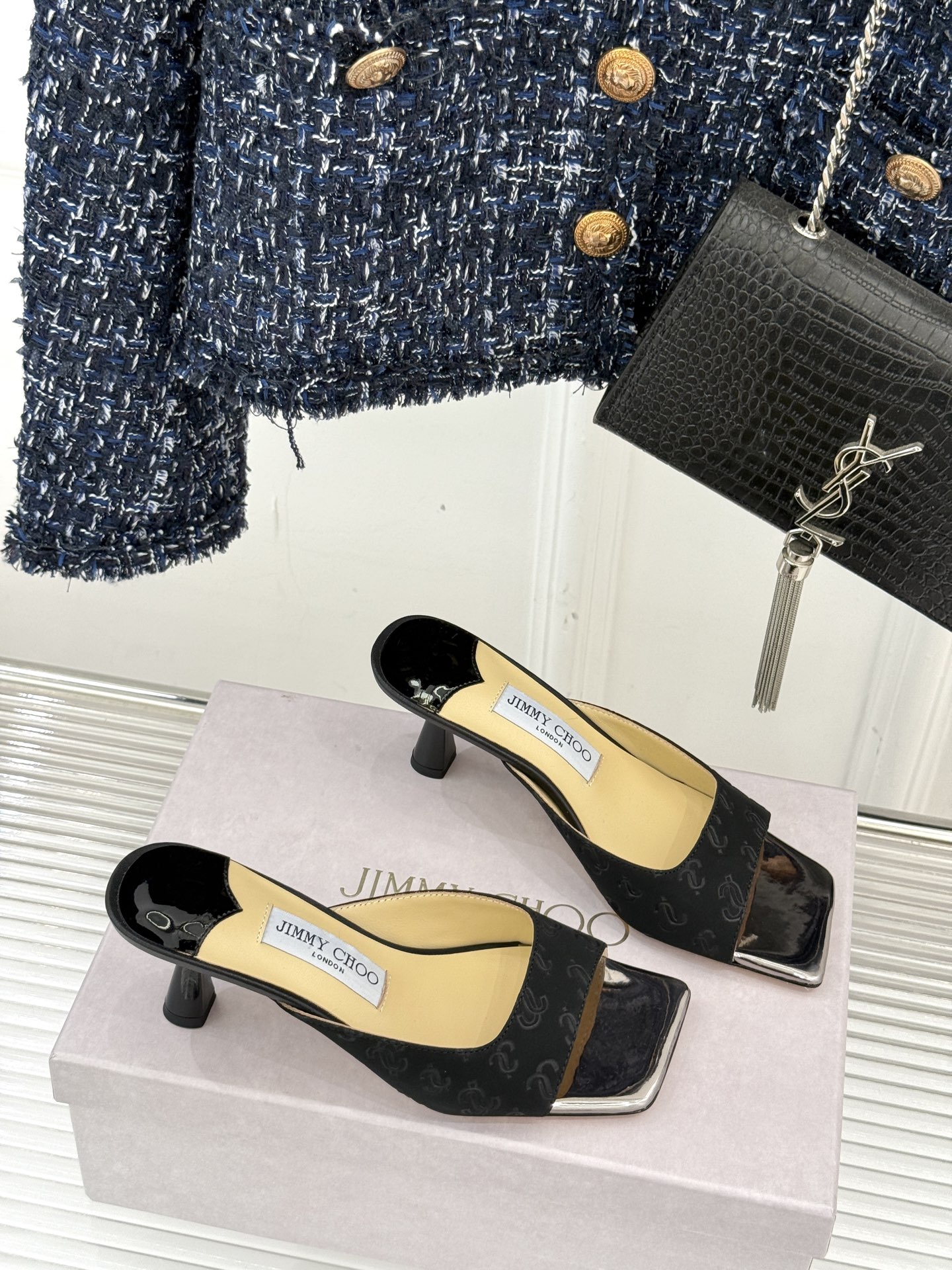 
Jimmy Choo｜吉米周经典
高跟拖鞋
真的是看一眼就爱上的程度 
丝毫不夸张 设计显秀气
上脚贼