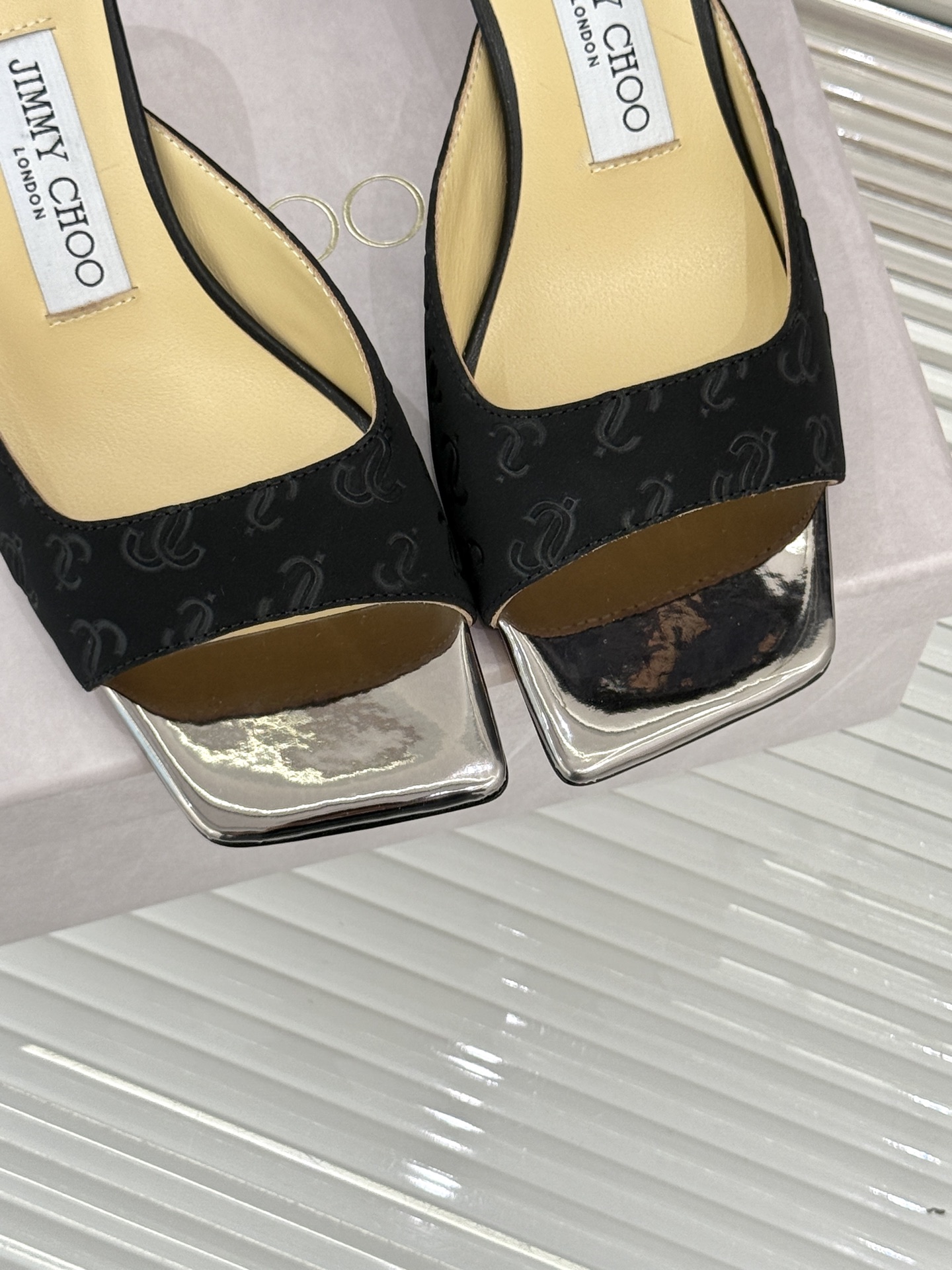 
Jimmy Choo｜吉米周经典
高跟拖鞋
真的是看一眼就爱上的程度 
丝毫不夸张 设计显秀气
上脚贼