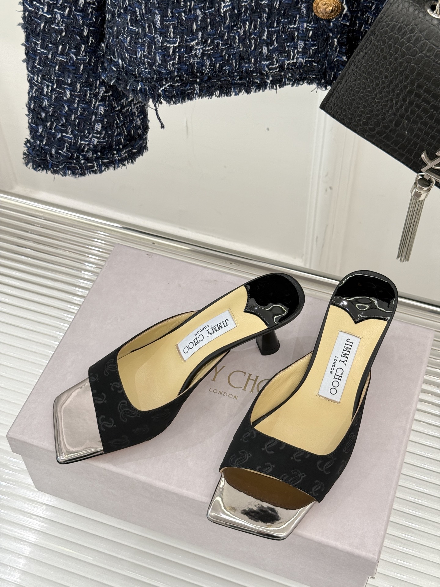 
Jimmy Choo｜吉米周经典
高跟拖鞋
真的是看一眼就爱上的程度 
丝毫不夸张 设计显秀气
上脚贼