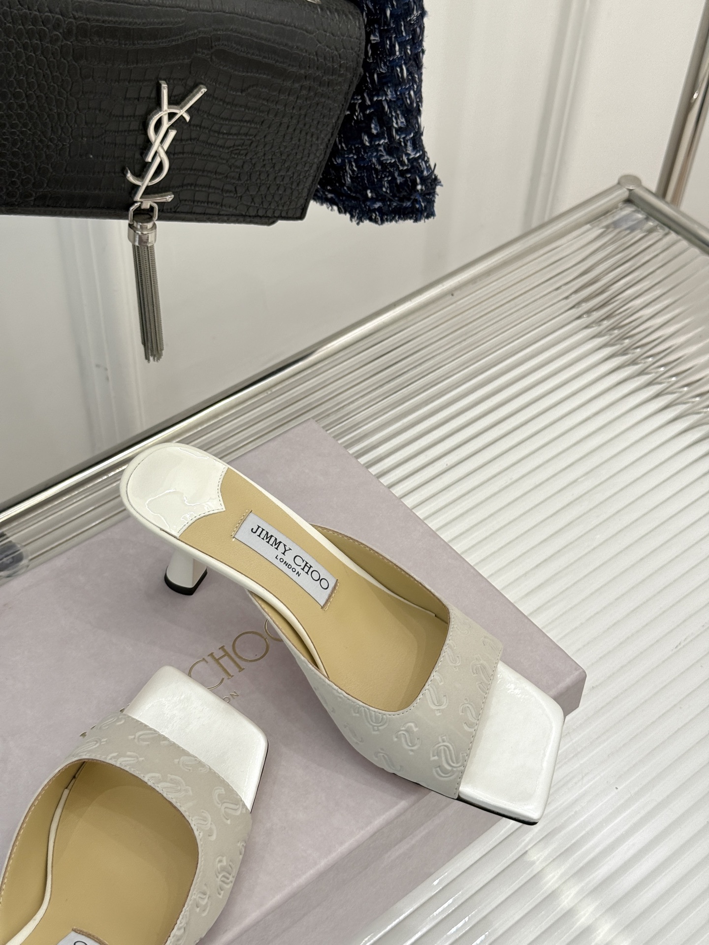 
Jimmy Choo｜吉米周经典
高跟拖鞋
真的是看一眼就爱上的程度 
丝毫不夸张 设计显秀气
上脚贼
