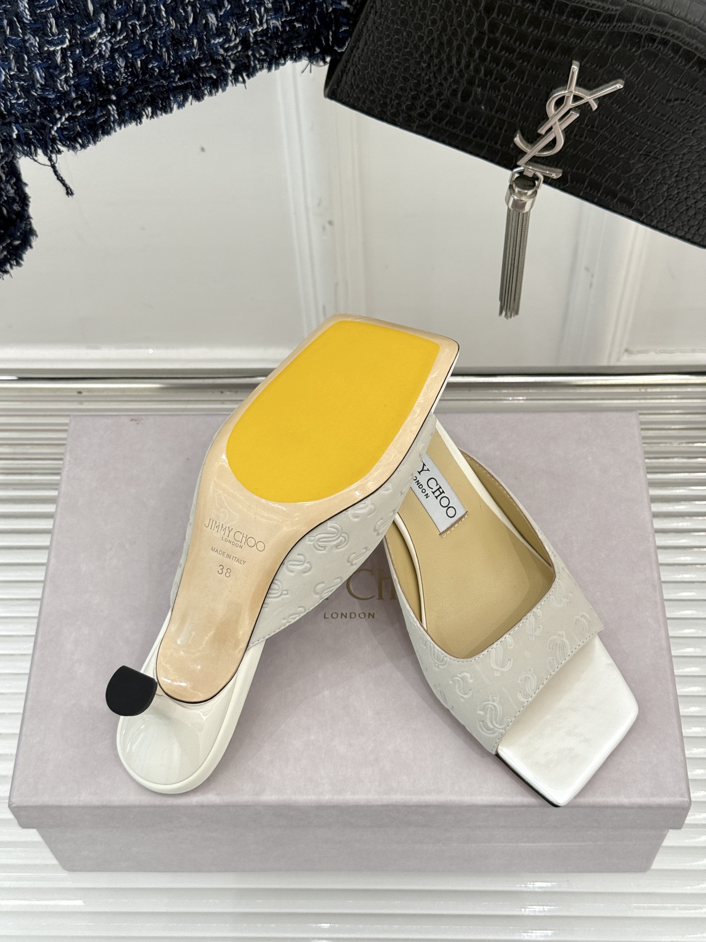 
Jimmy Choo｜吉米周经典
高跟拖鞋
真的是看一眼就爱上的程度 
丝毫不夸张 设计显秀气
上脚贼