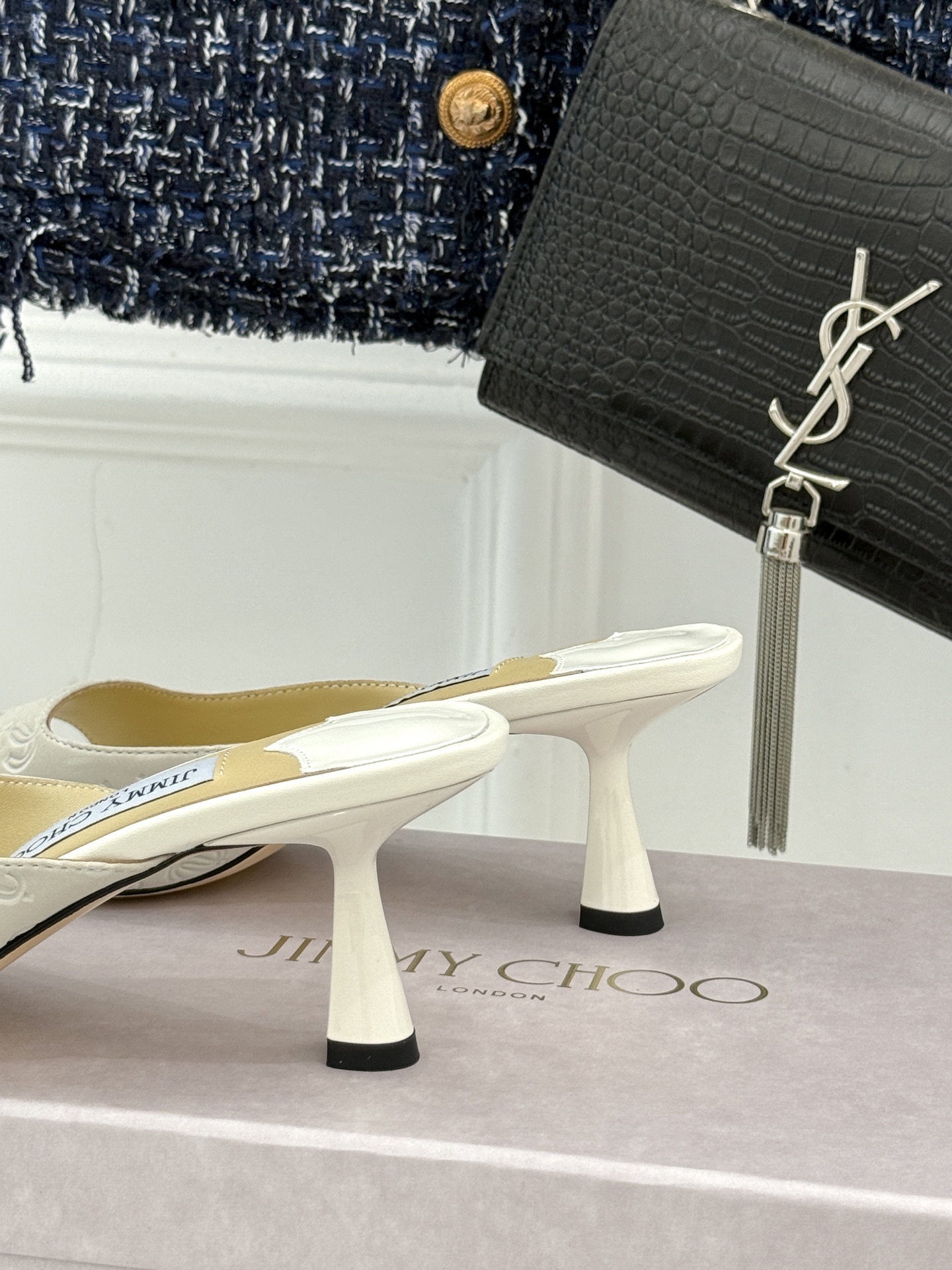 
Jimmy Choo｜吉米周经典
高跟拖鞋
真的是看一眼就爱上的程度 
丝毫不夸张 设计显秀气
上脚贼
