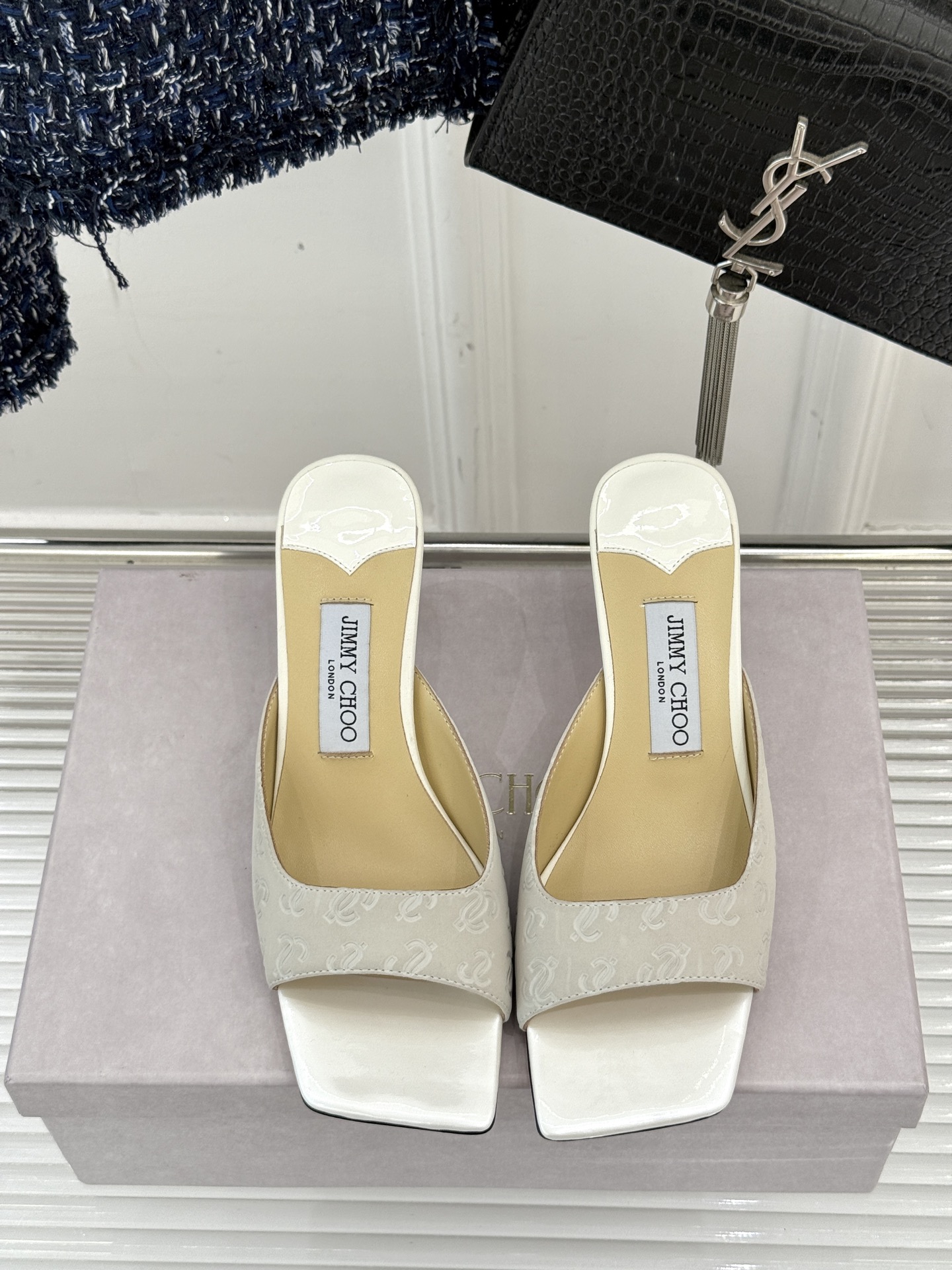 
Jimmy Choo｜吉米周经典
高跟拖鞋
真的是看一眼就爱上的程度 
丝毫不夸张 设计显秀气
上脚贼