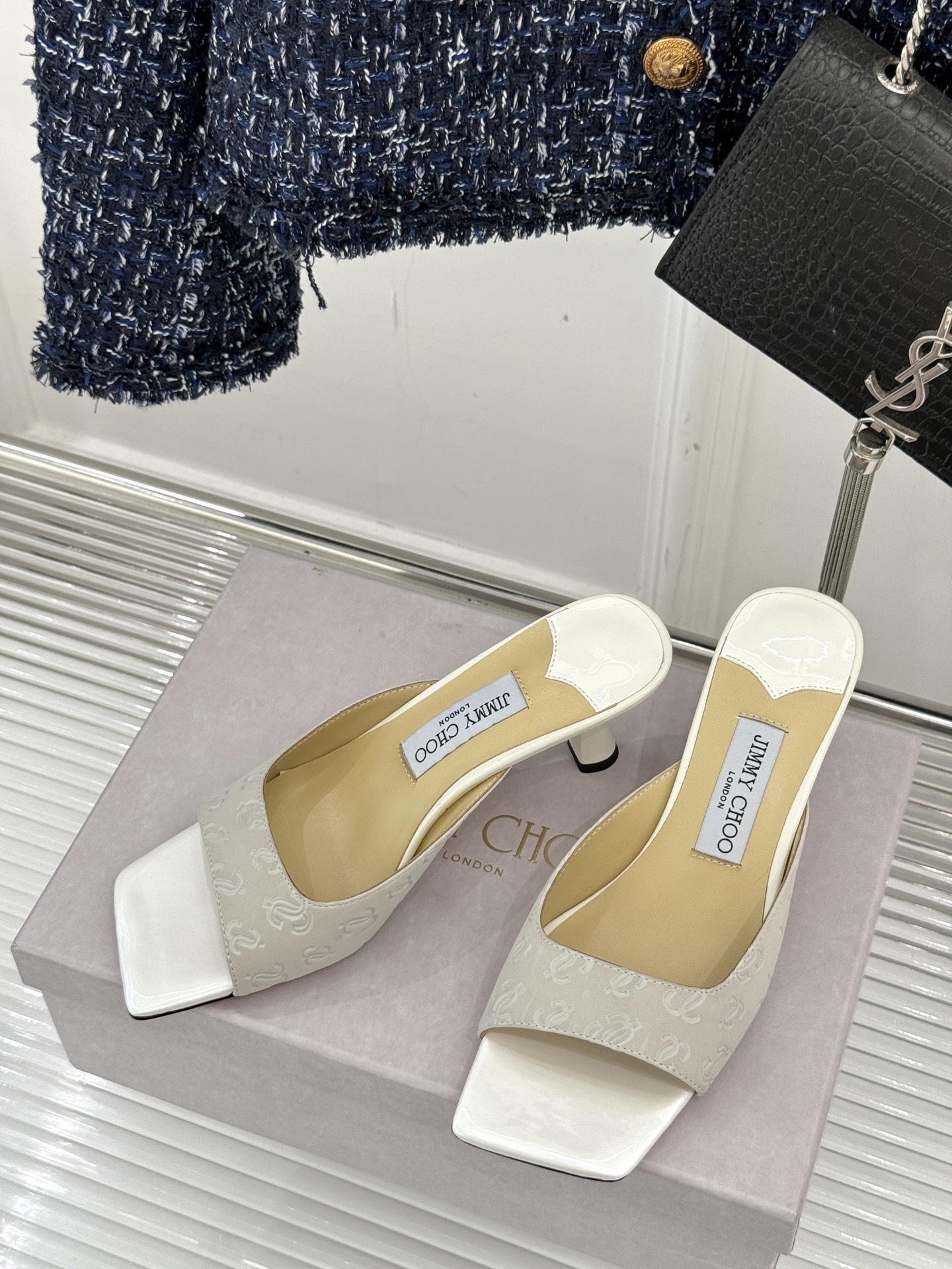 
Jimmy Choo｜吉米周经典
高跟拖鞋
真的是看一眼就爱上的程度 
丝毫不夸张 设计显秀气
上脚贼