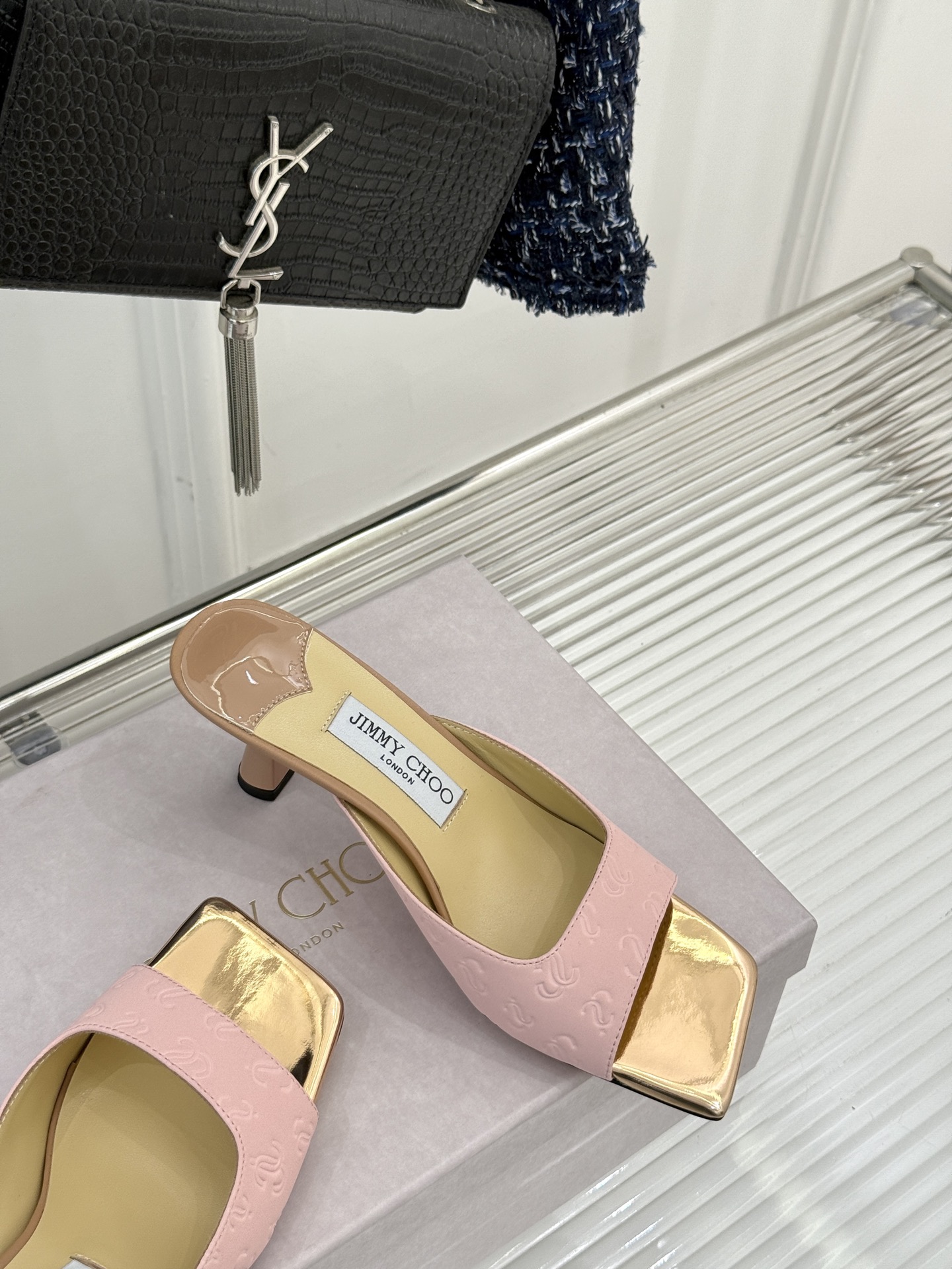 
Jimmy Choo｜吉米周经典
高跟拖鞋
真的是看一眼就爱上的程度 
丝毫不夸张 设计显秀气
上脚贼