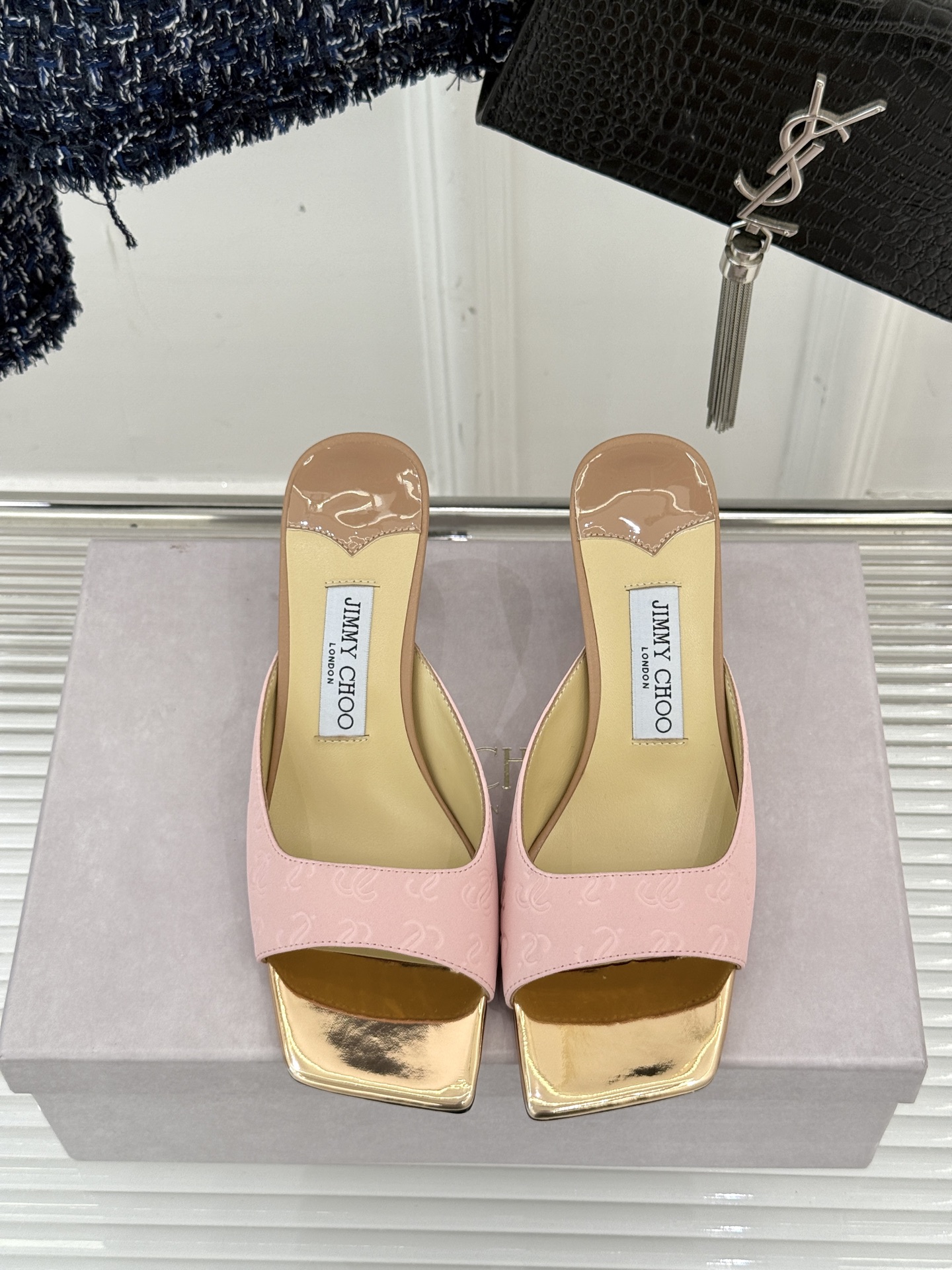 
Jimmy Choo｜吉米周经典
高跟拖鞋
真的是看一眼就爱上的程度 
丝毫不夸张 设计显秀气
上脚贼
