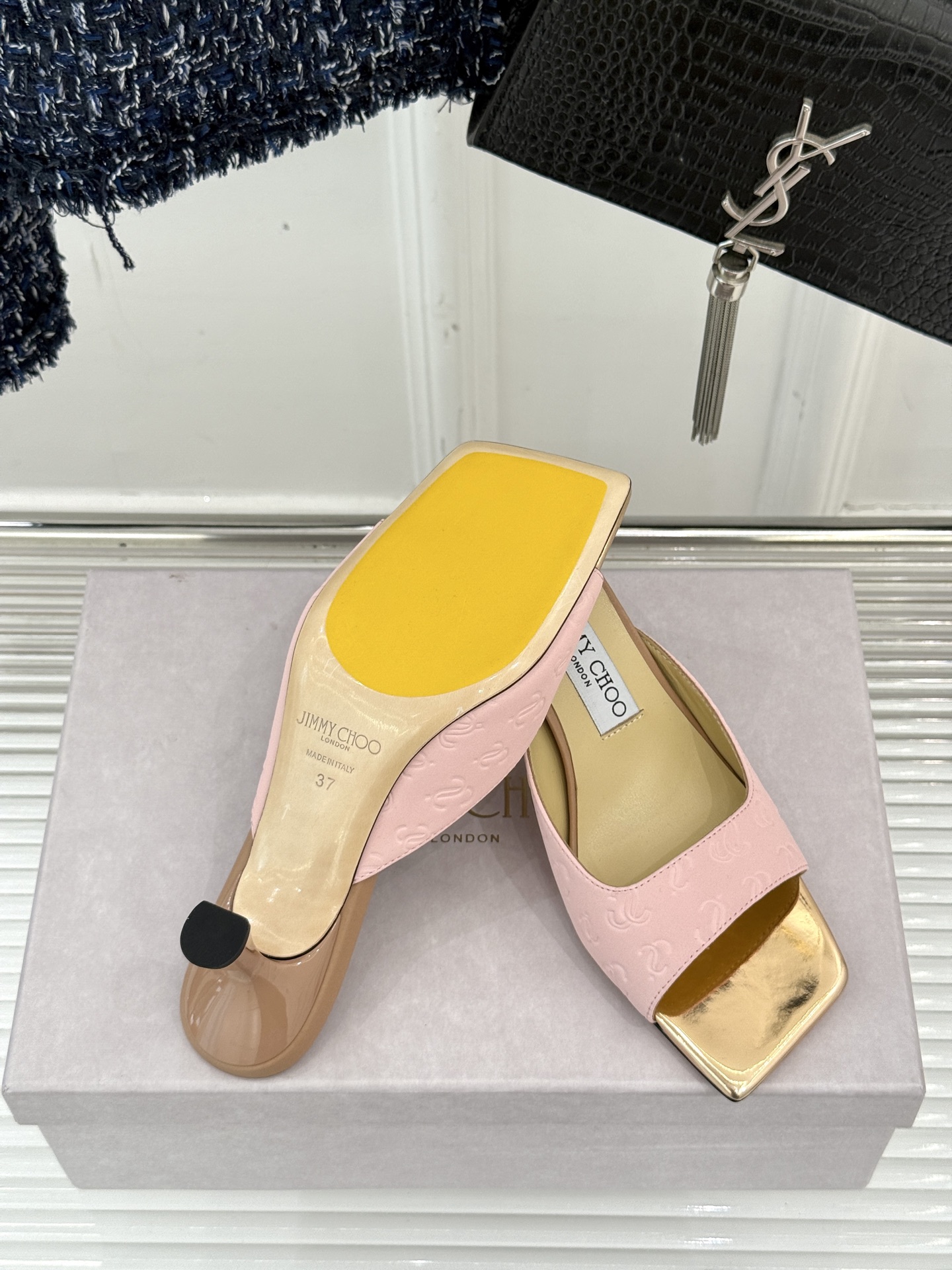 
Jimmy Choo｜吉米周经典
高跟拖鞋
真的是看一眼就爱上的程度 
丝毫不夸张 设计显秀气
上脚贼