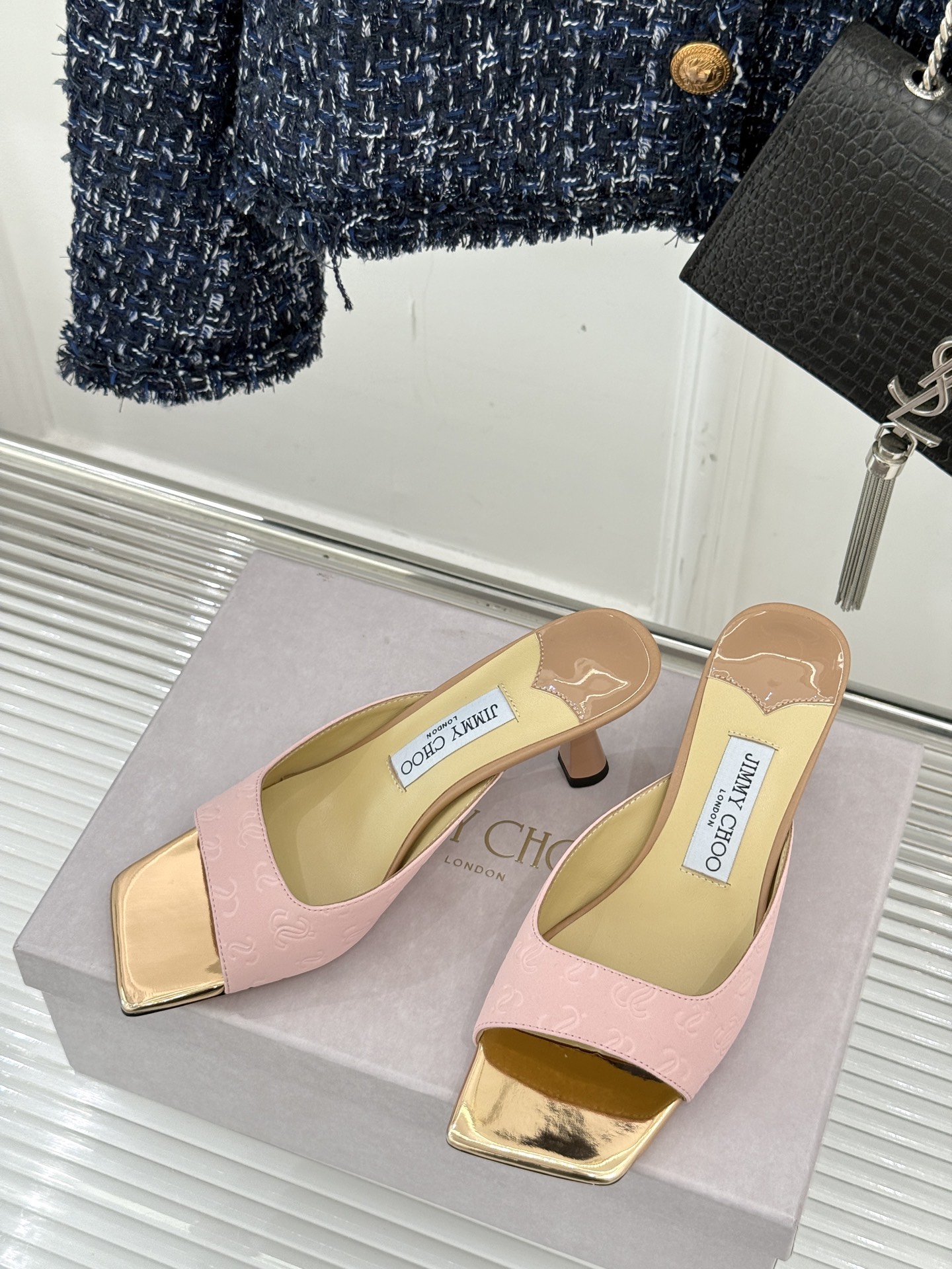 
Jimmy Choo｜吉米周经典
高跟拖鞋
真的是看一眼就爱上的程度 
丝毫不夸张 设计显秀气
上脚贼