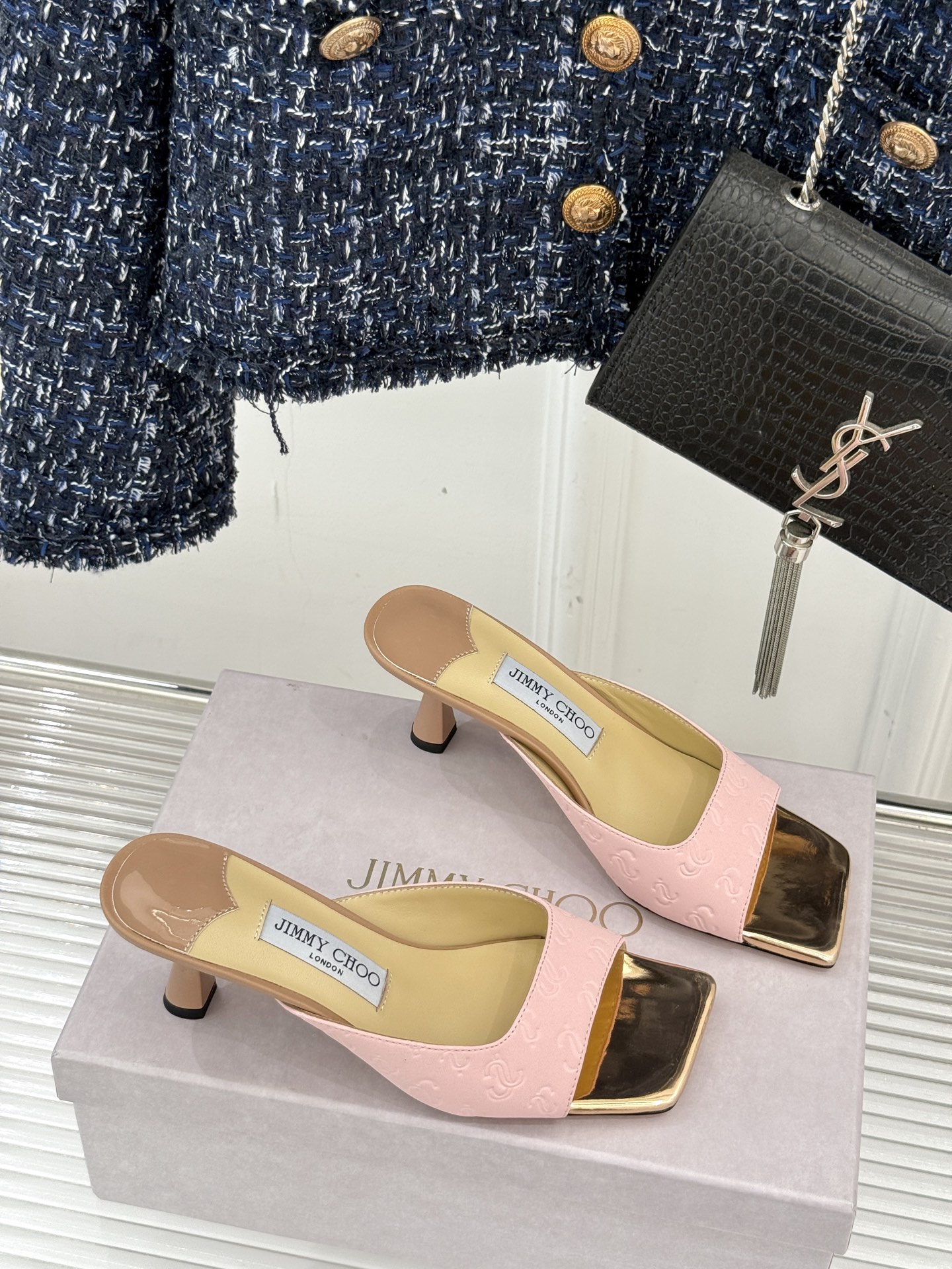 
Jimmy Choo｜吉米周经典
高跟拖鞋
真的是看一眼就爱上的程度 
丝毫不夸张 设计显秀气
上脚贼