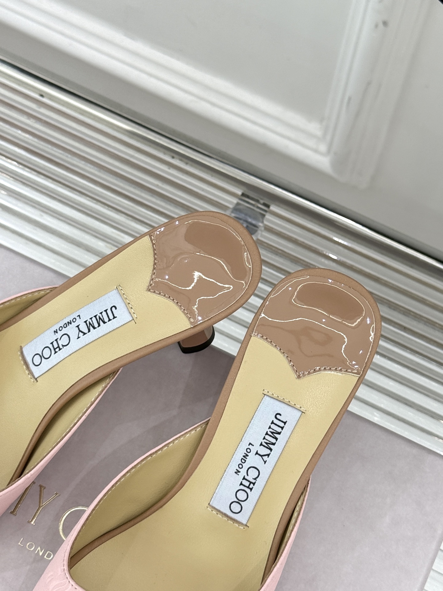 
Jimmy Choo｜吉米周经典
高跟拖鞋
真的是看一眼就爱上的程度 
丝毫不夸张 设计显秀气
上脚贼