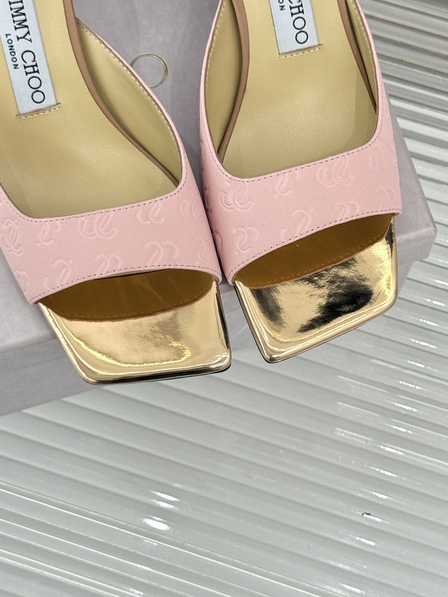 
Jimmy Choo｜吉米周经典
高跟拖鞋
真的是看一眼就爱上的程度 
丝毫不夸张 设计显秀气
上脚贼