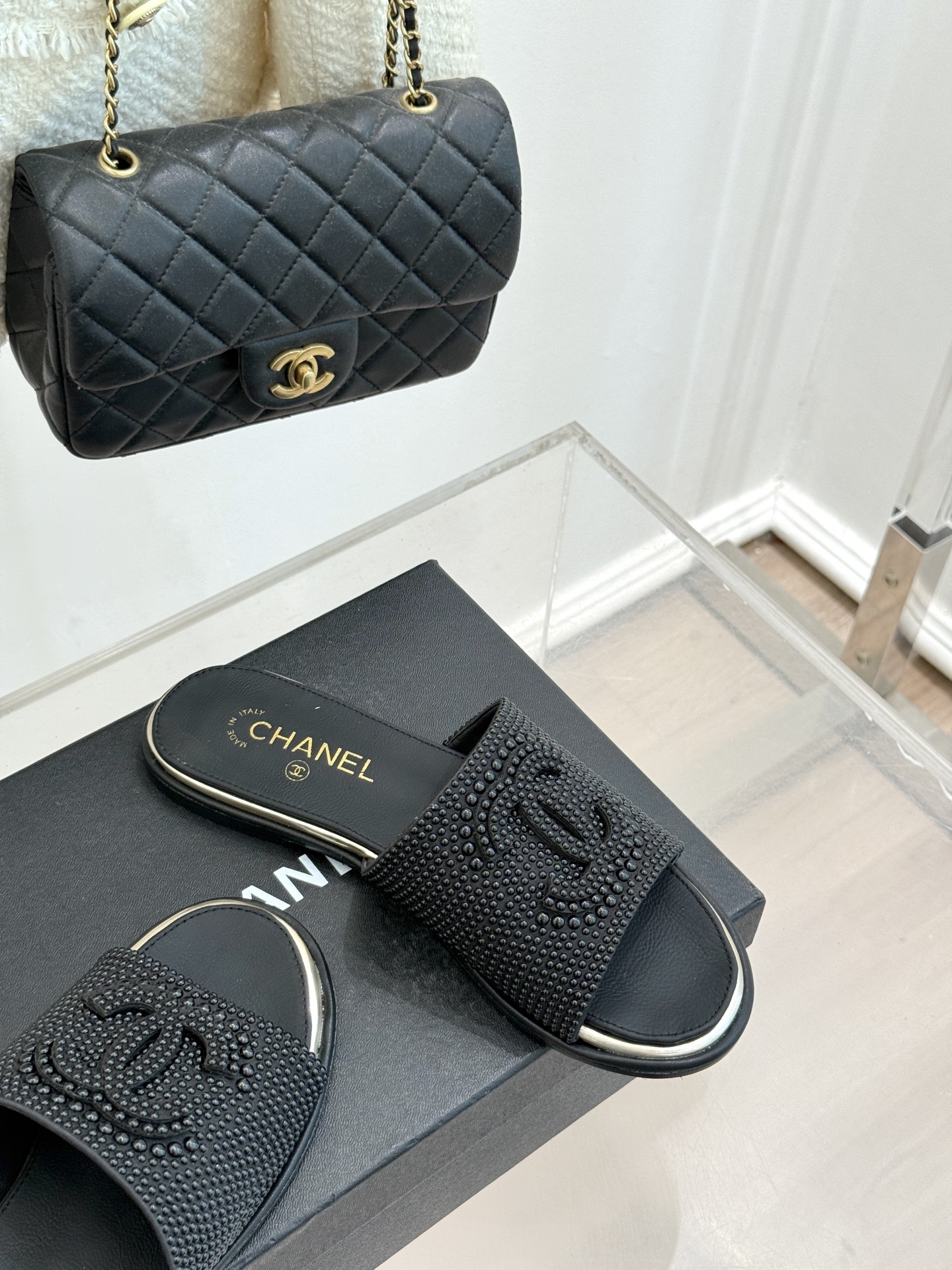 
CHANE* ｜小香25A春夏新品珍珠
大双C平底拖鞋
穿上这双小香满珍珠大双C平底拖鞋
瞬间get大