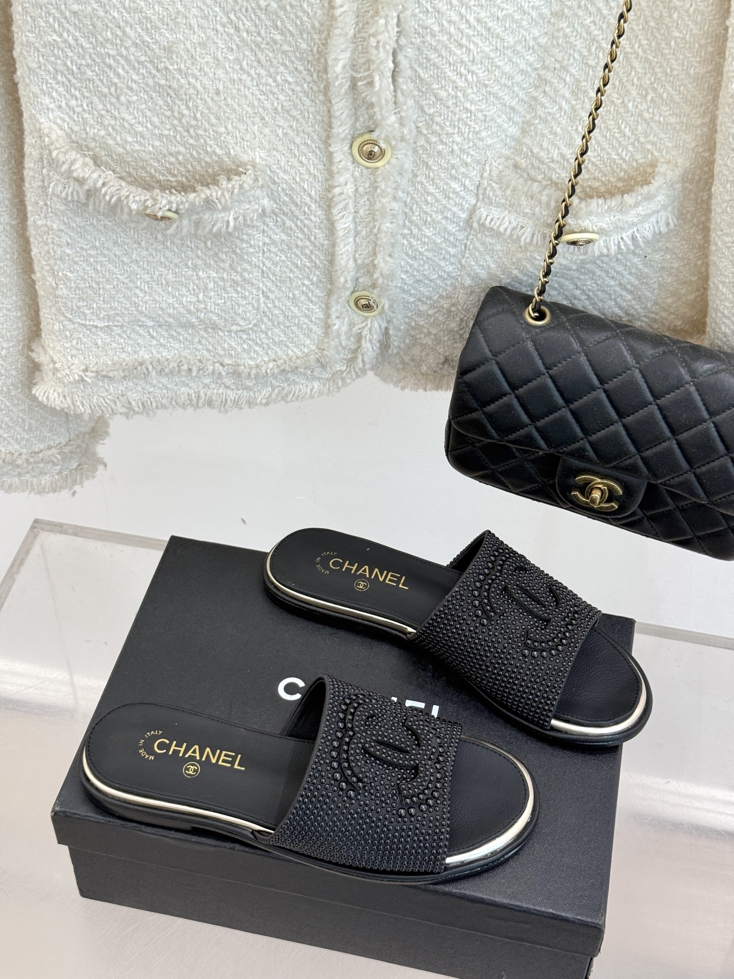 
CHANE* ｜小香25A春夏新品珍珠
大双C平底拖鞋
穿上这双小香满珍珠大双C平底拖鞋
瞬间get大