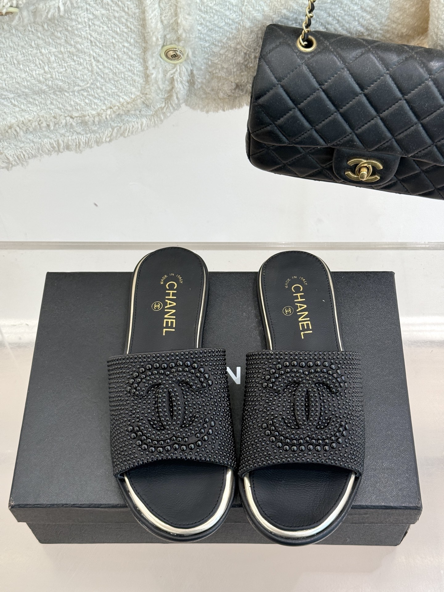 
CHANE* ｜小香25A春夏新品珍珠
大双C平底拖鞋
穿上这双小香满珍珠大双C平底拖鞋
瞬间get大