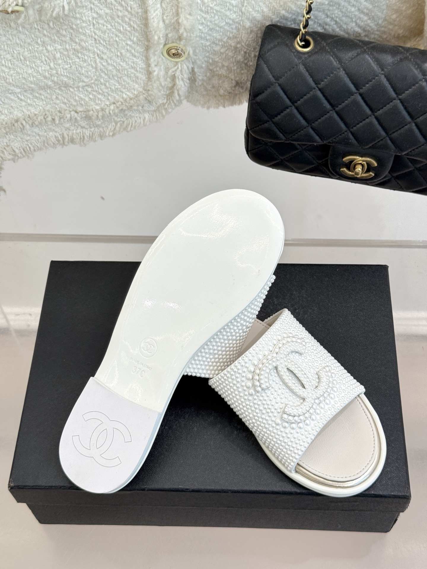 CHANE* |小香25A春夏新品珍珠
大双C平底拖鞋
穿上这双小香满珍珠大双C平底拖鞋
瞬间get大