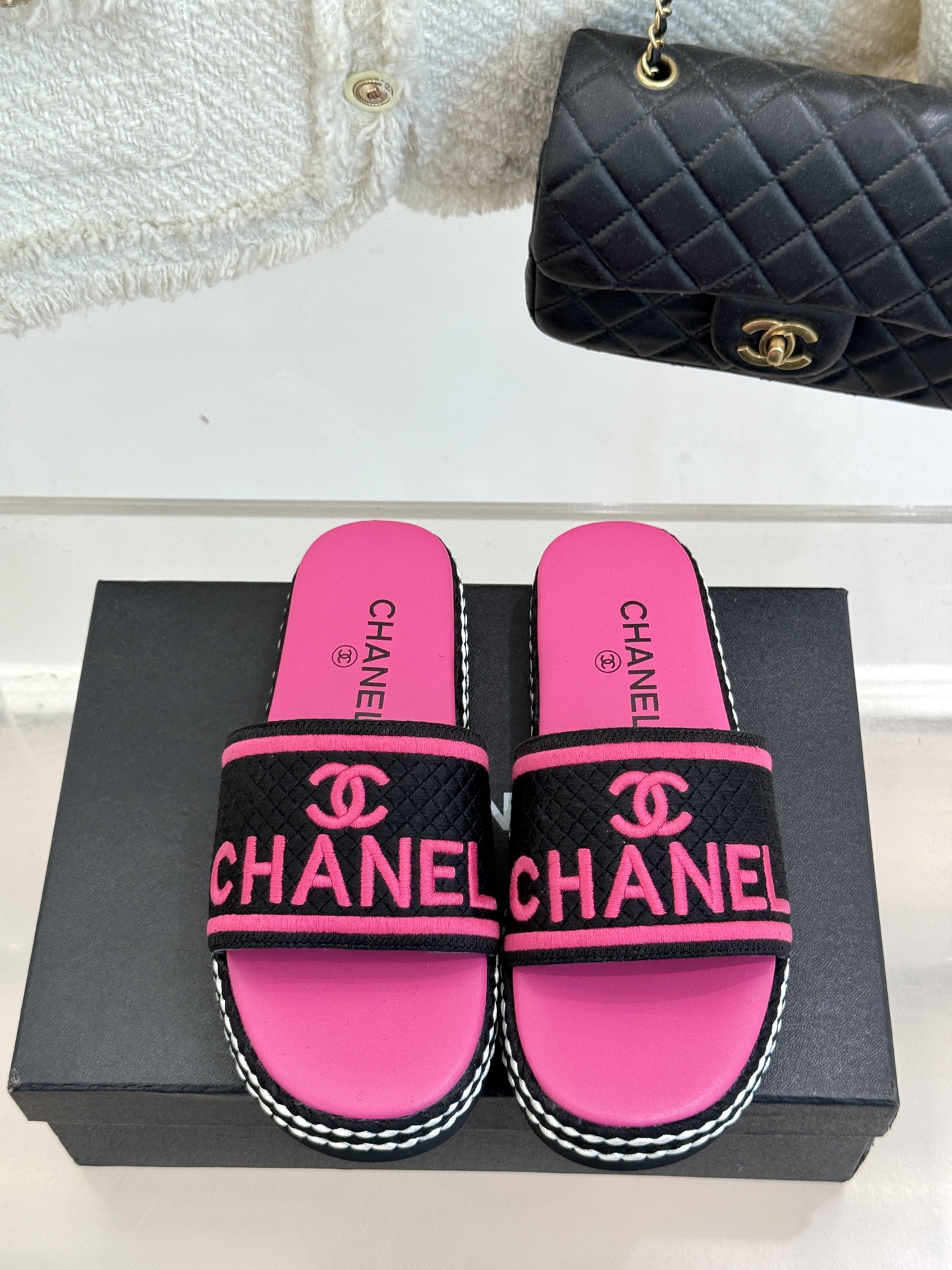 
CHANE* ｜小香25。春夏新品
珍珠双C厚底懒人拖鞋
懒人必备👏穿了会上瘾的拖鞋
巨舒服 让你摆脱