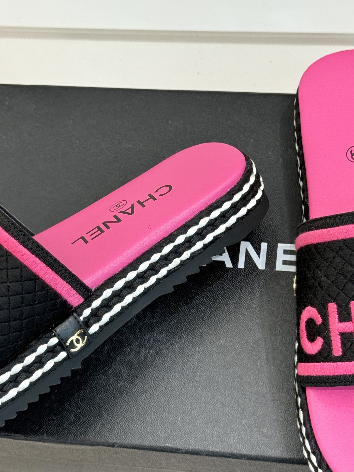 
CHANE* ｜小香25。春夏新品
珍珠双C厚底懒人拖鞋
懒人必备👏穿了会上瘾的拖鞋
巨舒服 让你摆脱
