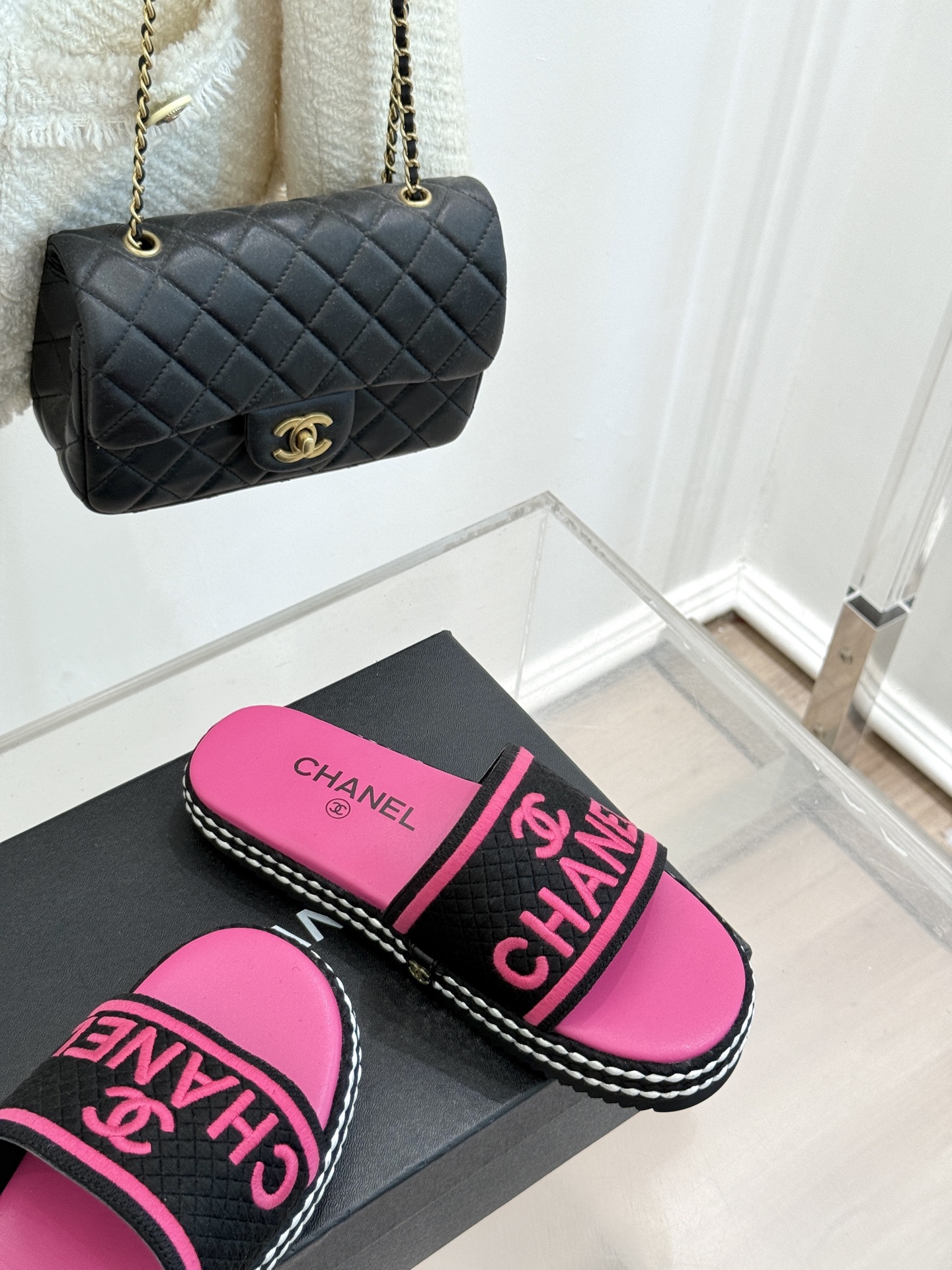 
CHANE* ｜小香25。春夏新品
珍珠双C厚底懒人拖鞋
懒人必备👏穿了会上瘾的拖鞋
巨舒服 让你摆脱