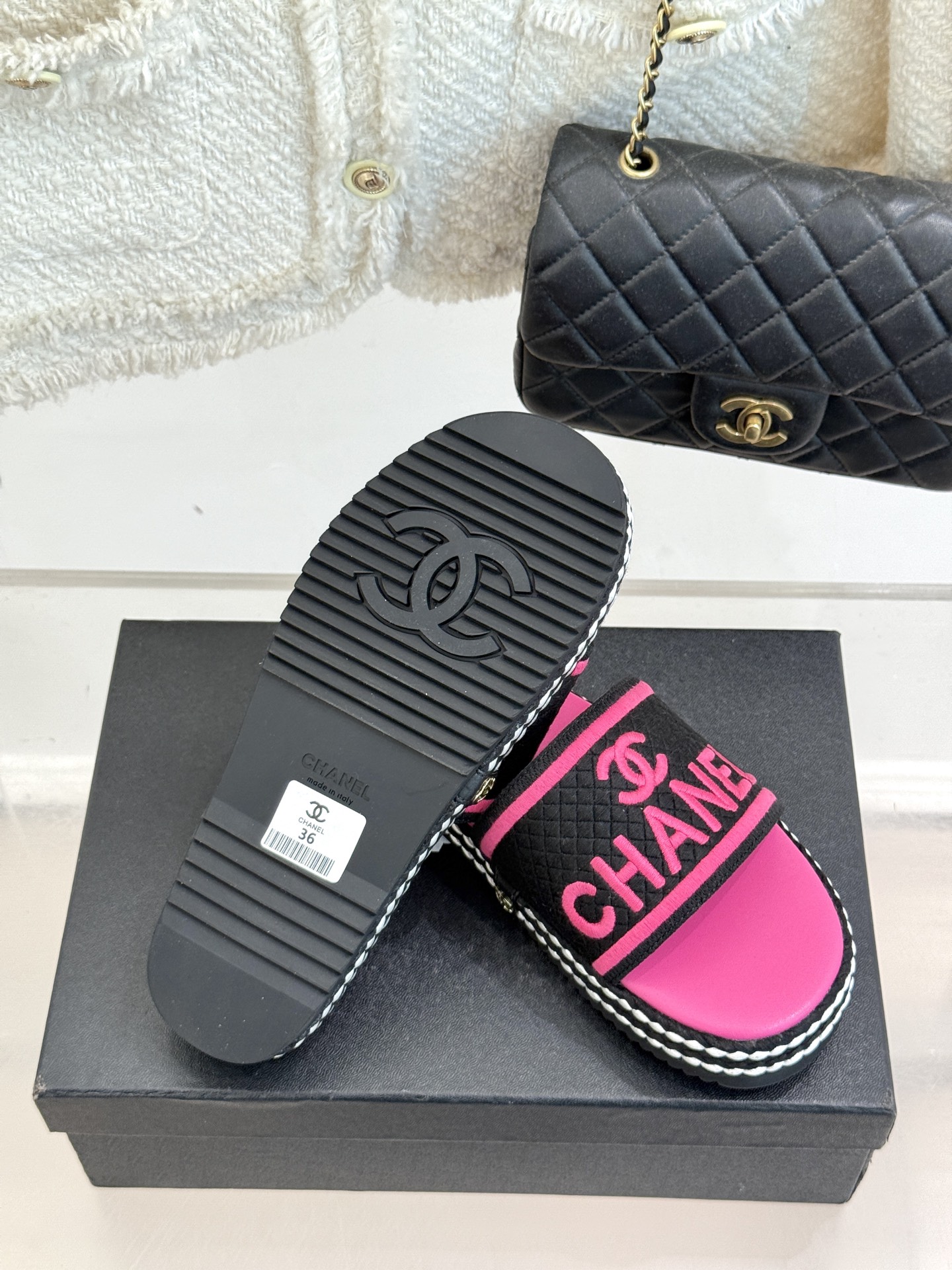 
CHANE* ｜小香25。春夏新品
珍珠双C厚底懒人拖鞋
懒人必备👏穿了会上瘾的拖鞋
巨舒服 让你摆脱