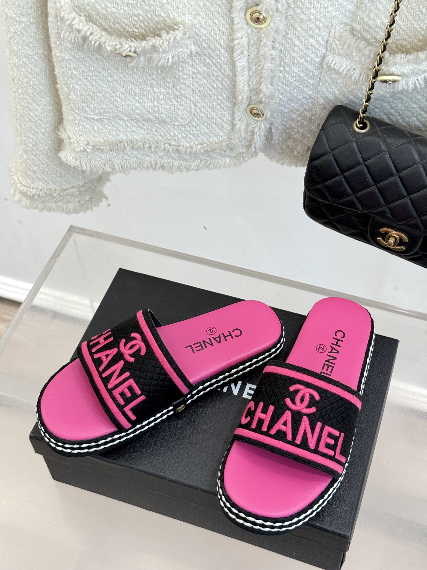 
CHANE* ｜小香25。春夏新品
珍珠双C厚底懒人拖鞋
懒人必备👏穿了会上瘾的拖鞋
巨舒服 让你摆脱