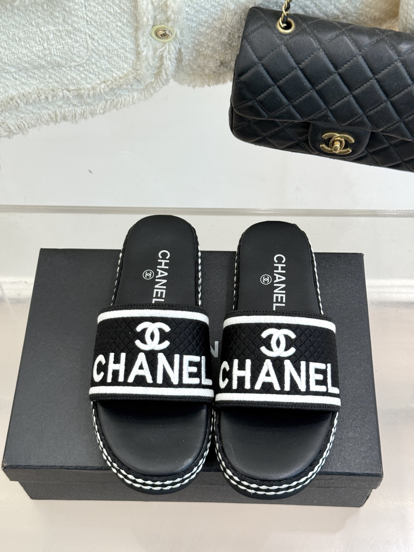 
CHANE* ｜小香25。春夏新品
珍珠双C厚底懒人拖鞋
懒人必备👏穿了会上瘾的拖鞋
巨舒服 让你摆脱