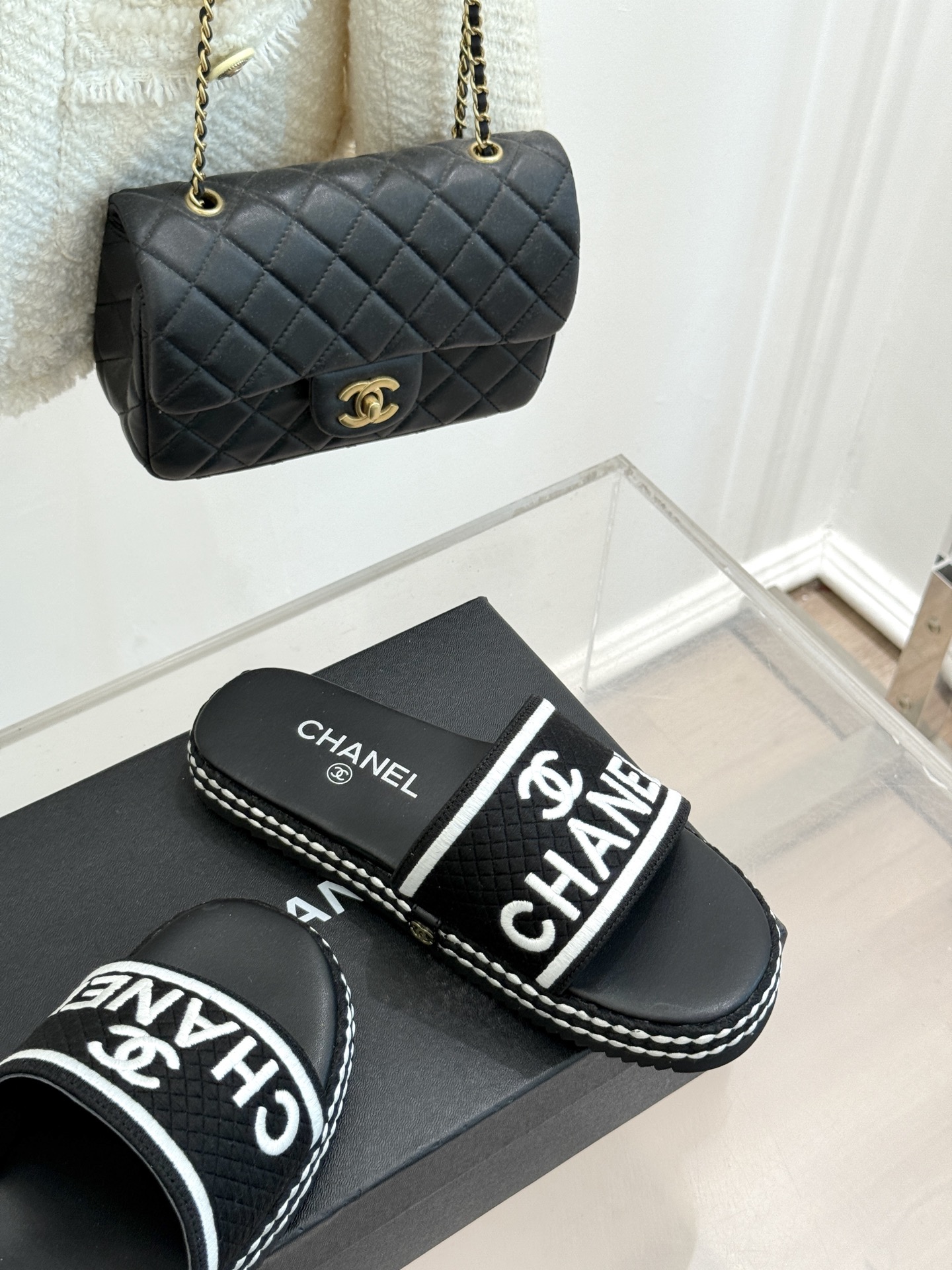 
CHANE* ｜小香25。春夏新品
珍珠双C厚底懒人拖鞋
懒人必备👏穿了会上瘾的拖鞋
巨舒服 让你摆脱
