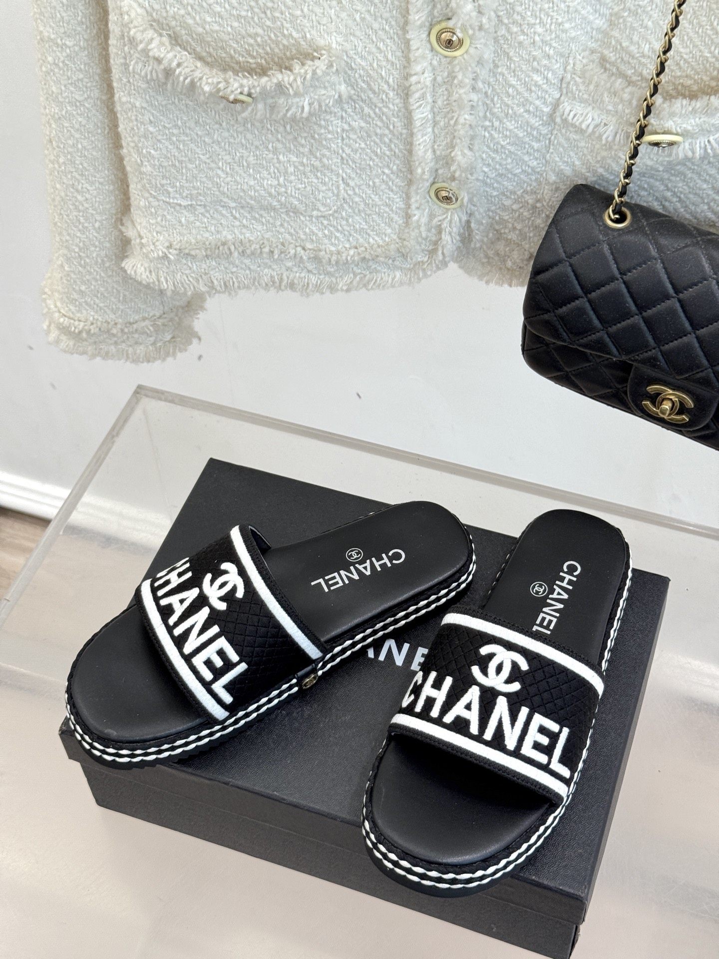 
CHANE* ｜小香25。春夏新品
珍珠双C厚底懒人拖鞋
懒人必备👏穿了会上瘾的拖鞋
巨舒服 让你摆脱