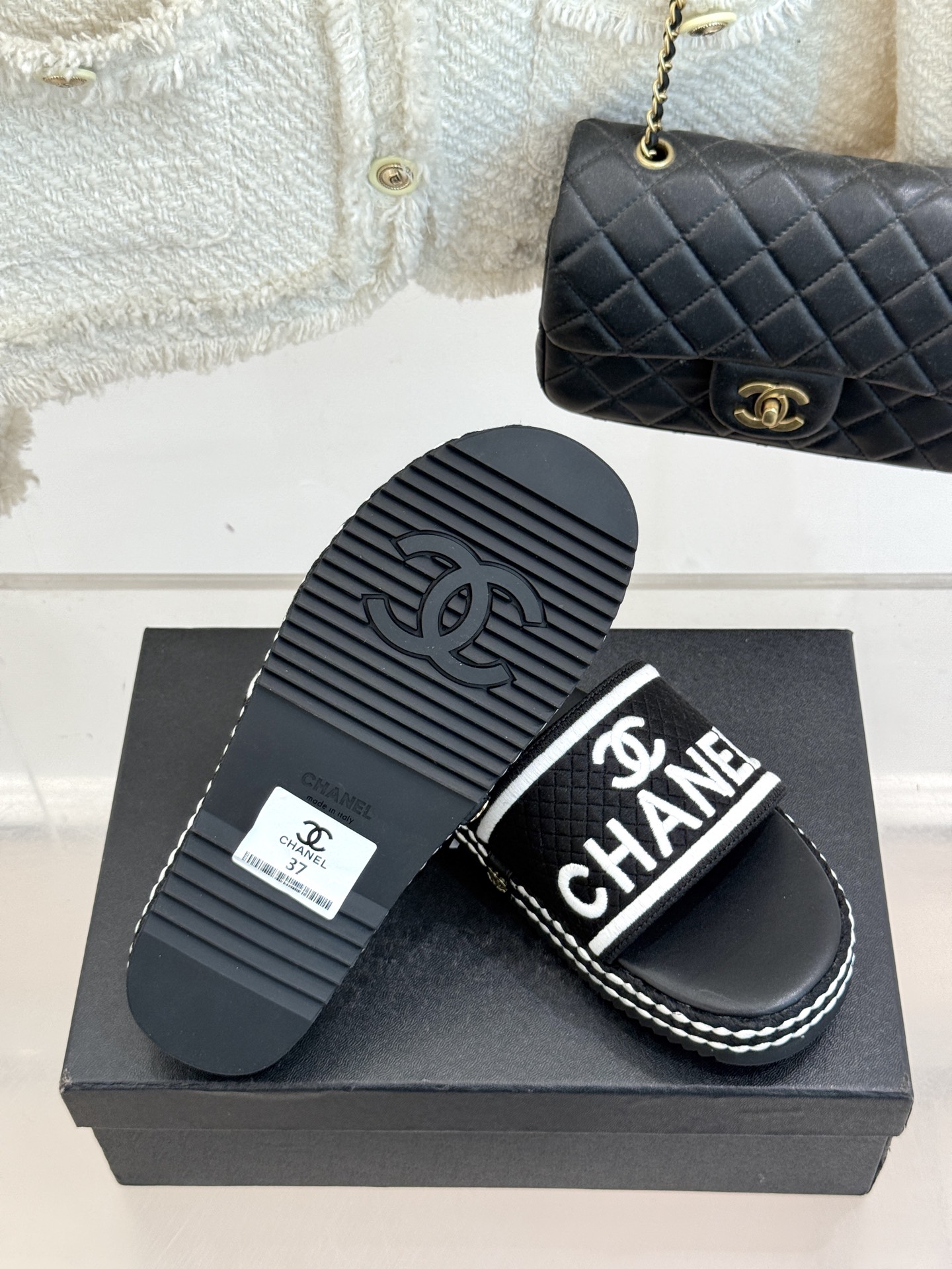 
CHANE* ｜小香25。春夏新品
珍珠双C厚底懒人拖鞋
懒人必备👏穿了会上瘾的拖鞋
巨舒服 让你摆脱