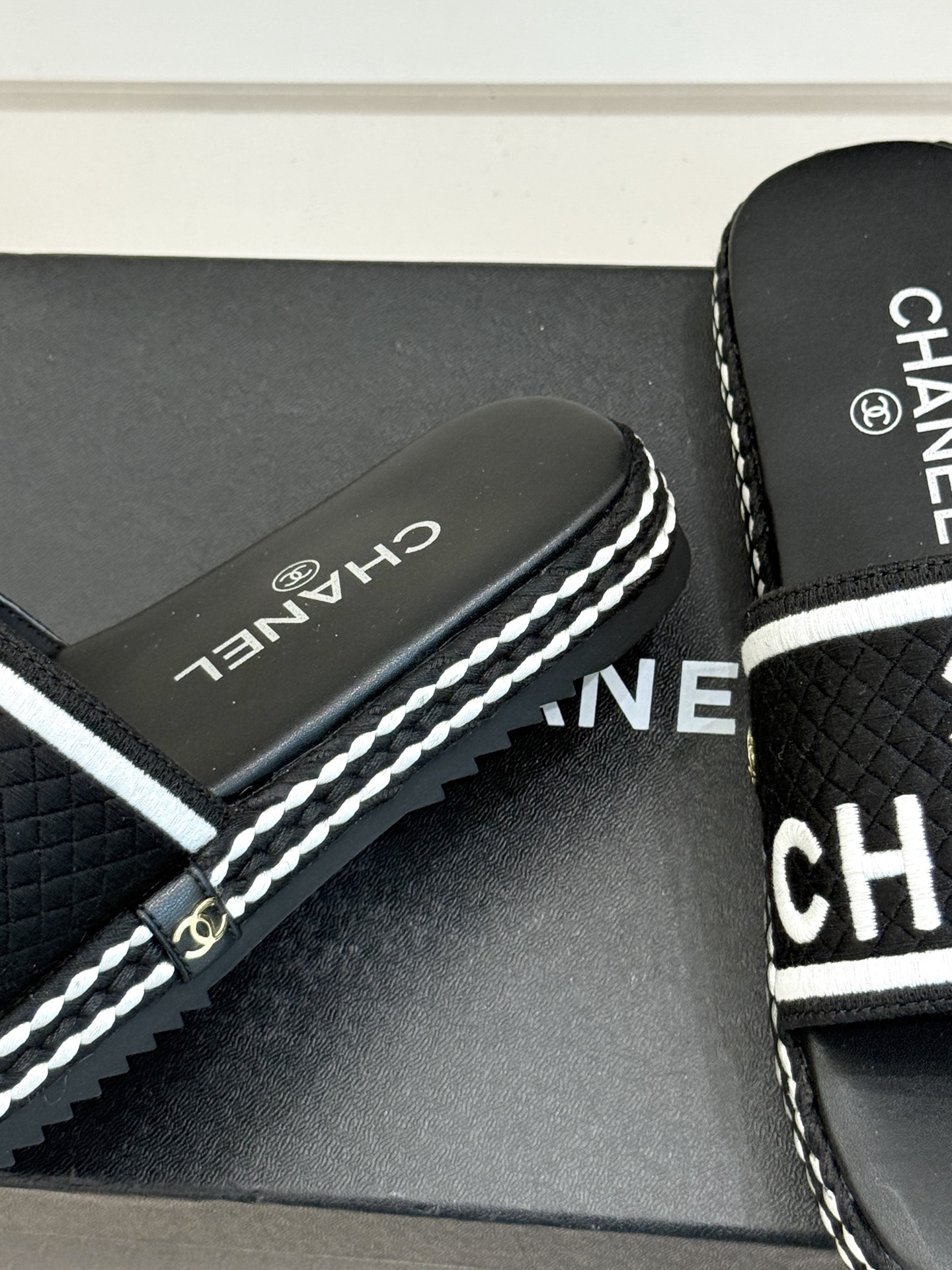 
CHANE* ｜小香25。春夏新品
珍珠双C厚底懒人拖鞋
懒人必备👏穿了会上瘾的拖鞋
巨舒服 让你摆脱