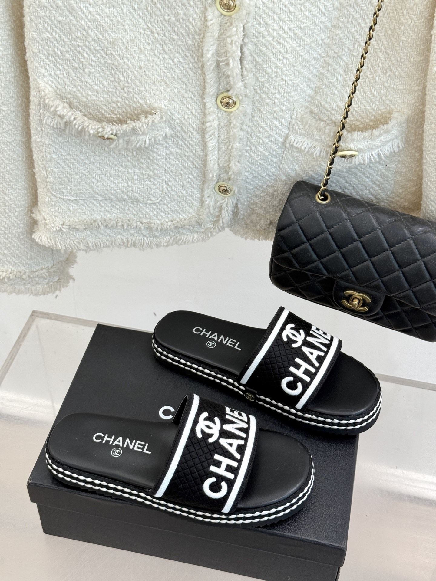 
CHANE* ｜小香25。春夏新品
珍珠双C厚底懒人拖鞋
懒人必备👏穿了会上瘾的拖鞋
巨舒服 让你摆脱