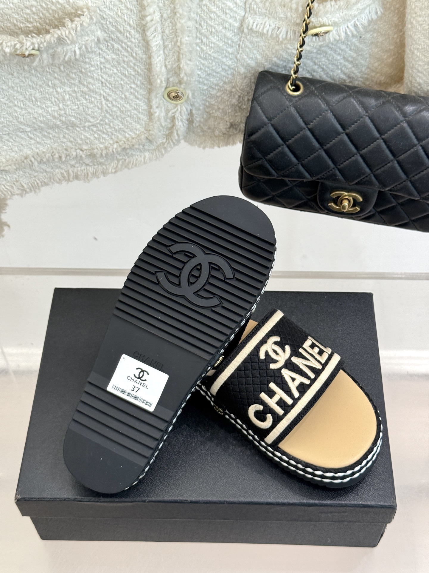 
CHANE* ｜小香25。春夏新品
珍珠双C厚底懒人拖鞋
懒人必备👏穿了会上瘾的拖鞋
巨舒服 让你摆脱