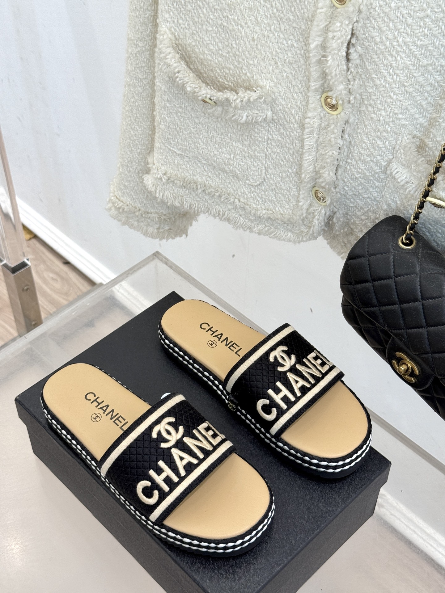 
CHANE* ｜小香25。春夏新品
珍珠双C厚底懒人拖鞋
懒人必备👏穿了会上瘾的拖鞋
巨舒服 让你摆脱