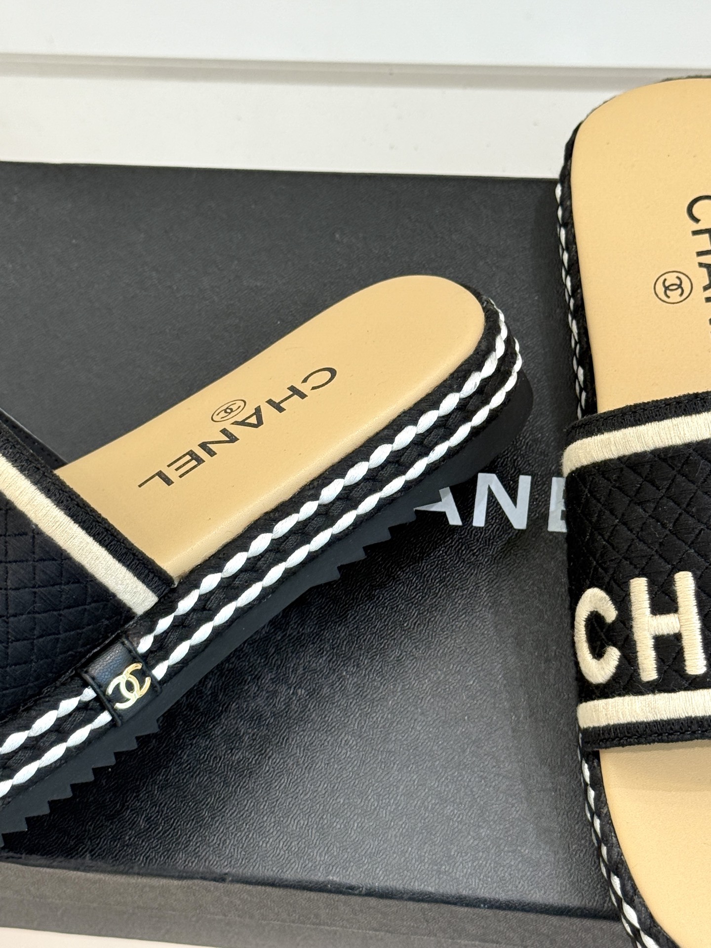 
CHANE* ｜小香25。春夏新品
珍珠双C厚底懒人拖鞋
懒人必备👏穿了会上瘾的拖鞋
巨舒服 让你摆脱