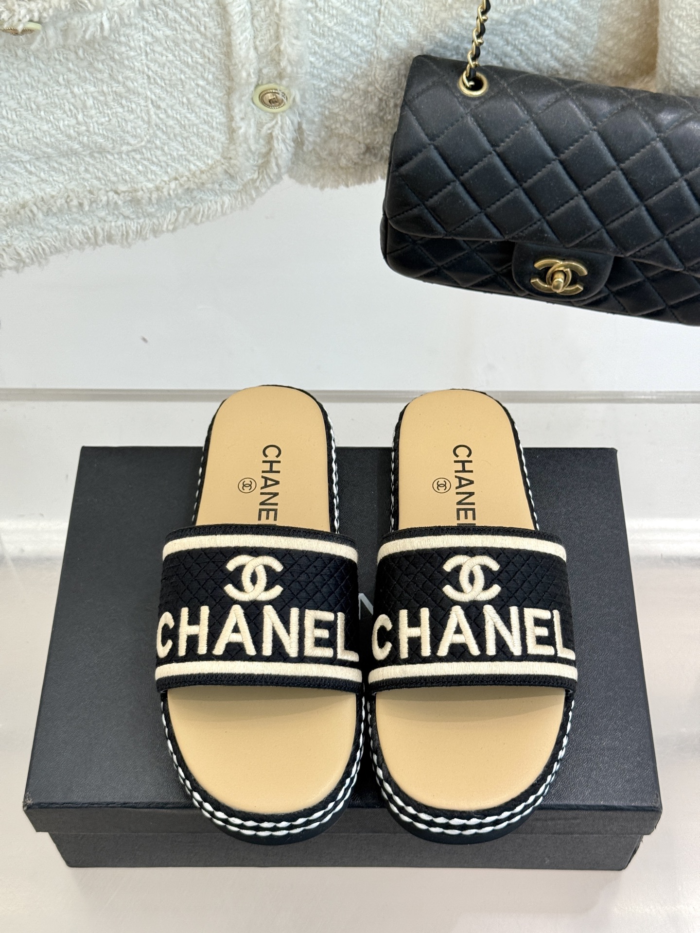 
CHANE* ｜小香25。春夏新品
珍珠双C厚底懒人拖鞋
懒人必备👏穿了会上瘾的拖鞋
巨舒服 让你摆脱