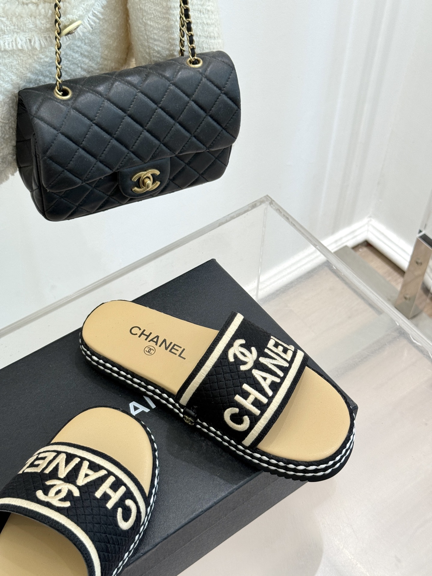 
CHANE* ｜小香25。春夏新品
珍珠双C厚底懒人拖鞋
懒人必备👏穿了会上瘾的拖鞋
巨舒服 让你摆脱