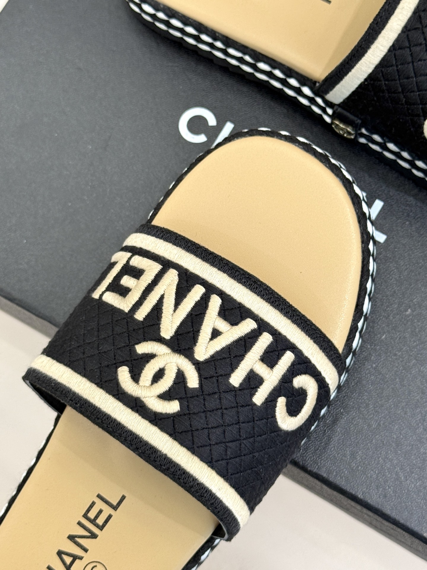 
CHANE* ｜小香25。春夏新品
珍珠双C厚底懒人拖鞋
懒人必备👏穿了会上瘾的拖鞋
巨舒服 让你摆脱