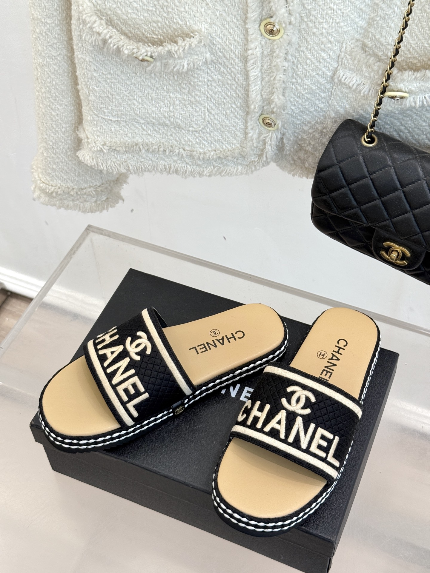 
CHANE* ｜小香25。春夏新品
珍珠双C厚底懒人拖鞋
懒人必备👏穿了会上瘾的拖鞋
巨舒服 让你摆脱