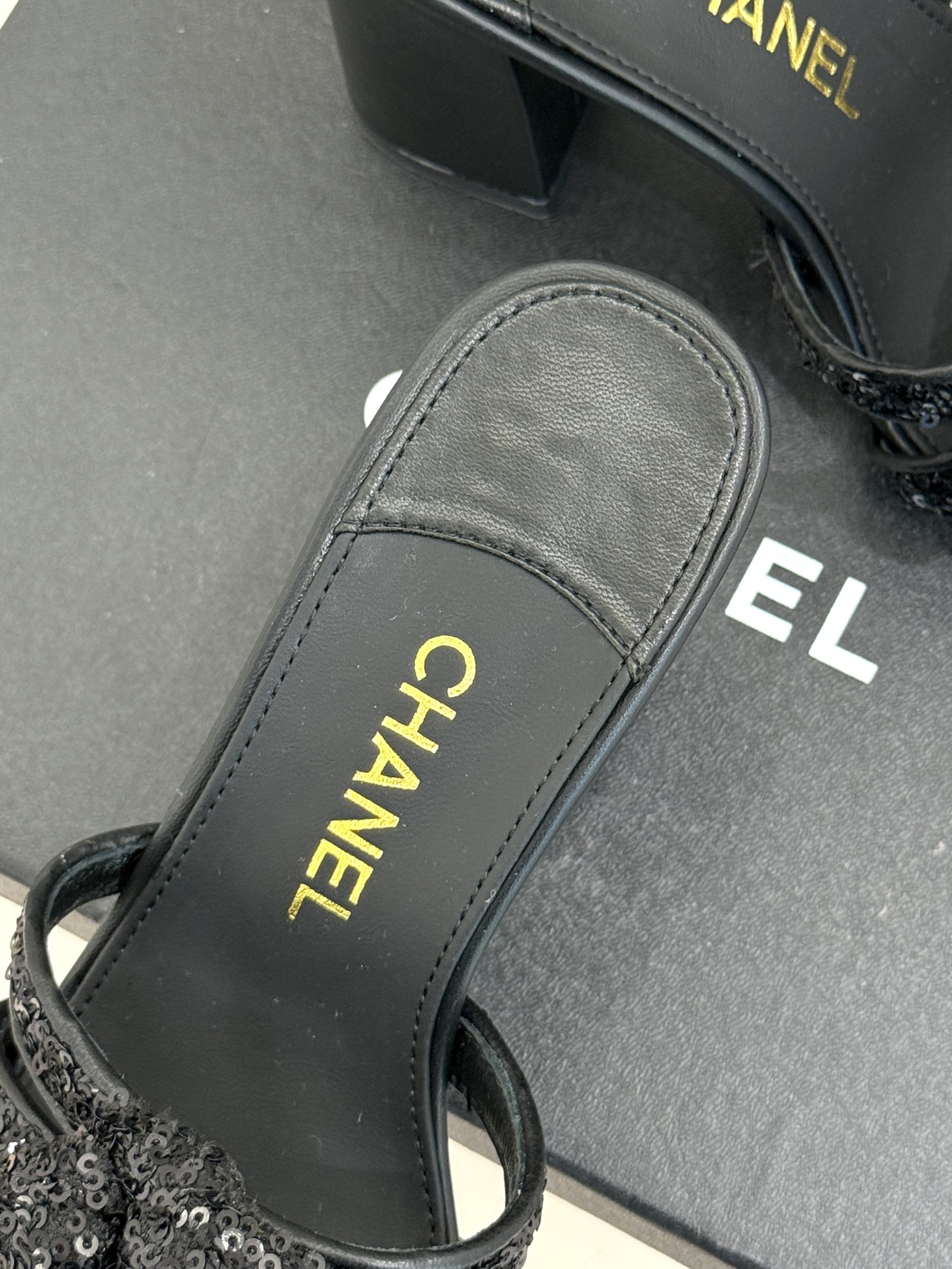  
CHANE*｜小香25k春夏新品
方头山茶花系列拖鞋
当小香标志性的山茶花邂逅方头
时髦精们的夏日出