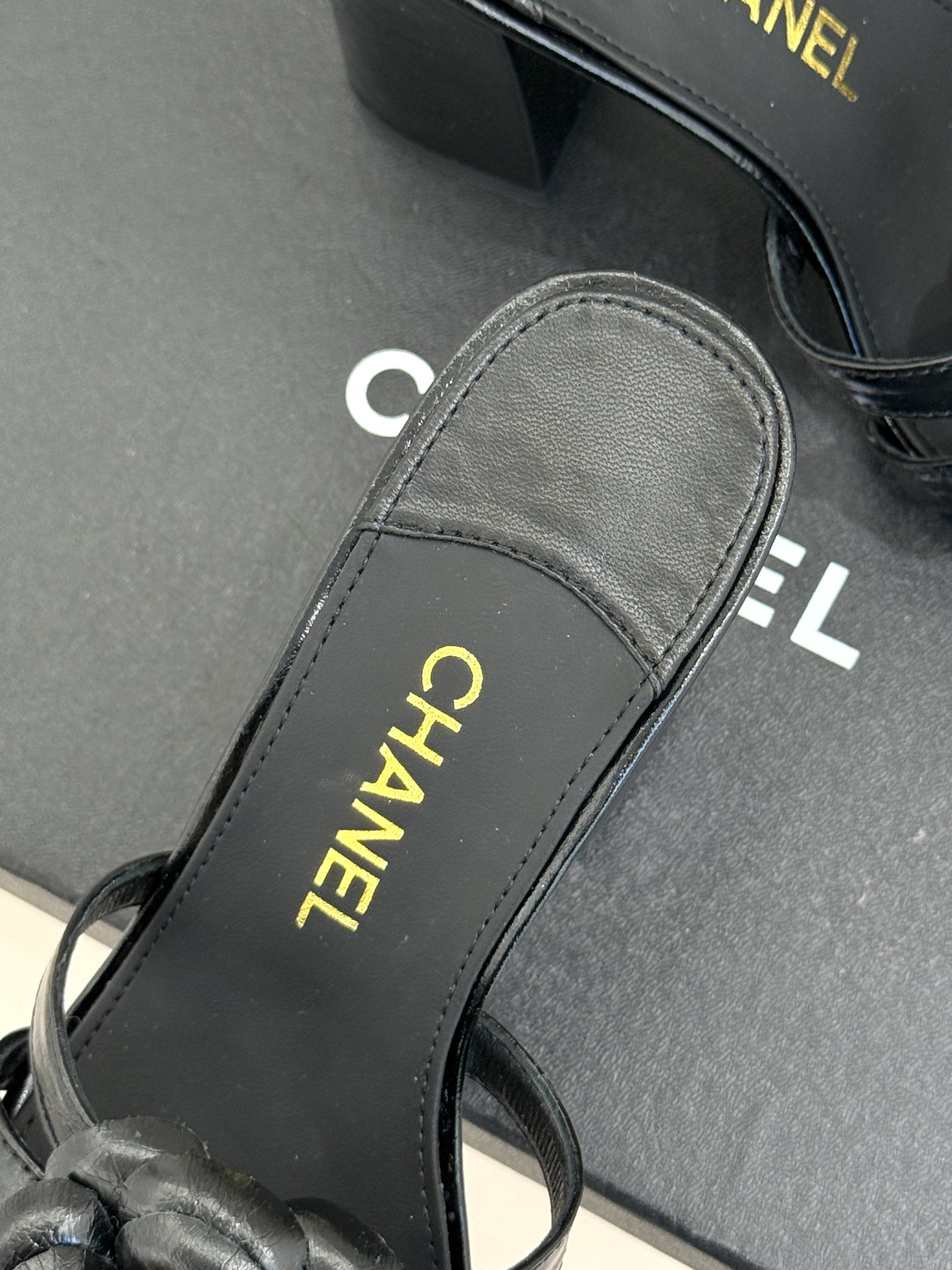  
CHANE*｜小香25k春夏新品
方头山茶花系列拖鞋
当小香标志性的山茶花邂逅方头
时髦精们的夏日出