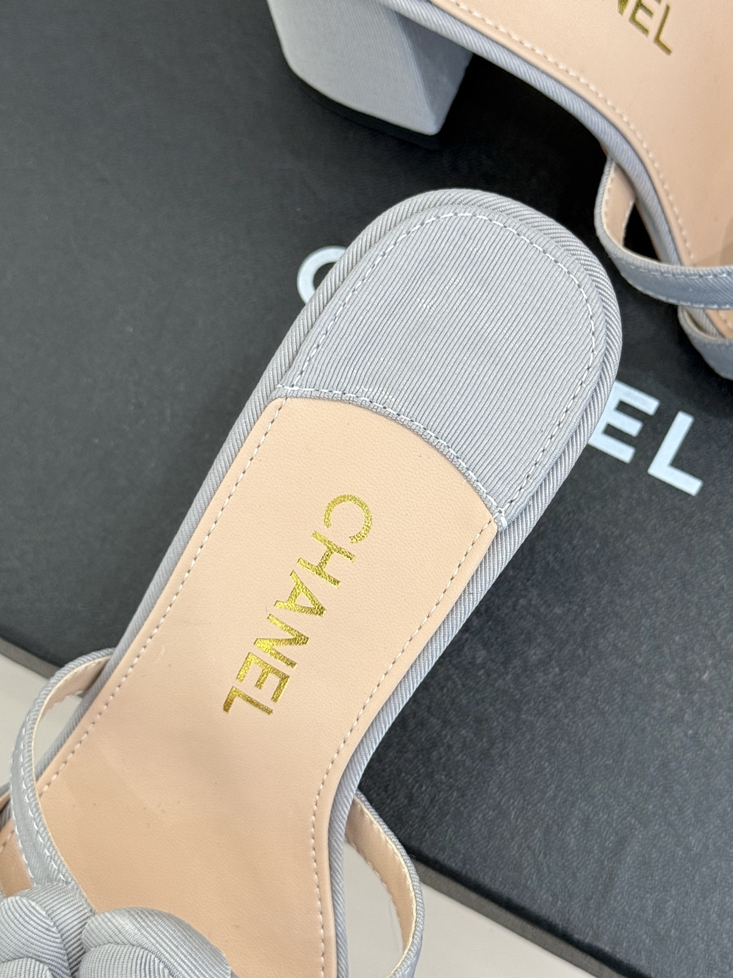 CHANE*|小香25k春夏新品
方头山茶花系列拖鞋
当小香标志性的山茶花邂逅方头
时髦精们的夏日出