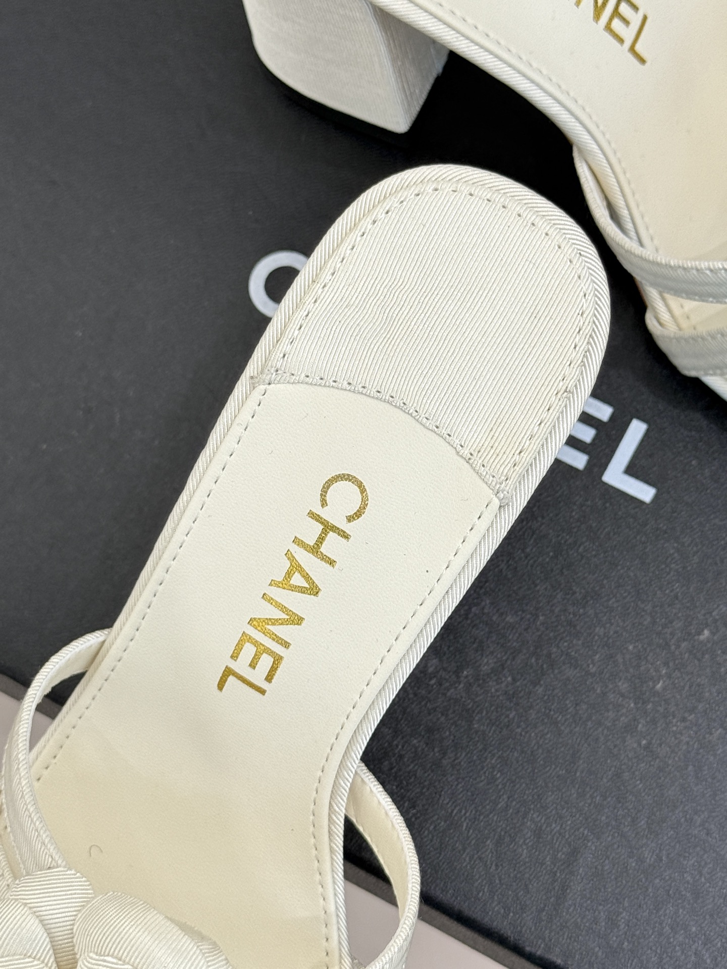  
CHANE*｜小香25k春夏新品
方头山茶花系列拖鞋
当小香标志性的山茶花邂逅方头
时髦精们的夏日出