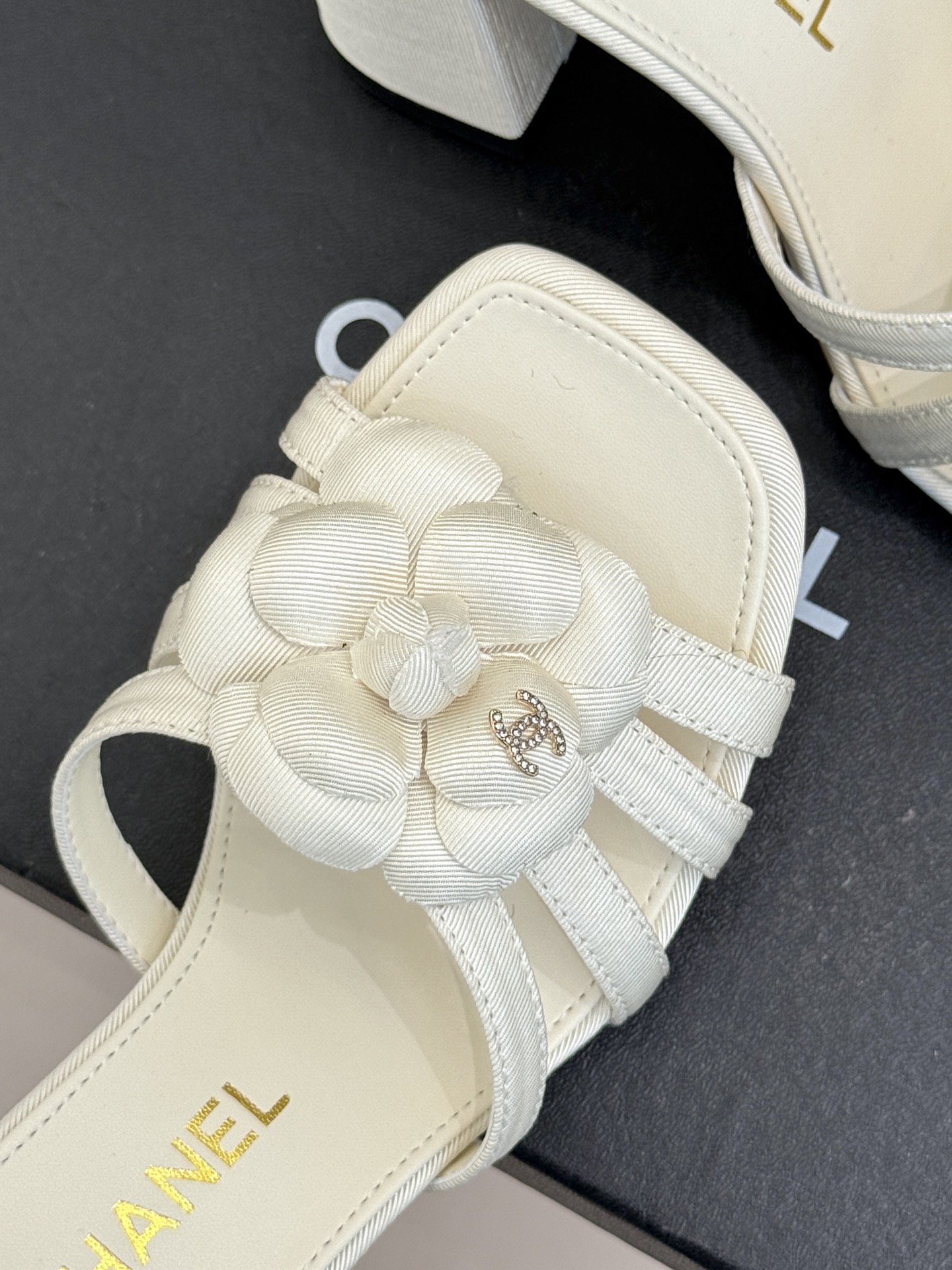  
CHANE*｜小香25k春夏新品
方头山茶花系列拖鞋
当小香标志性的山茶花邂逅方头
时髦精们的夏日出
